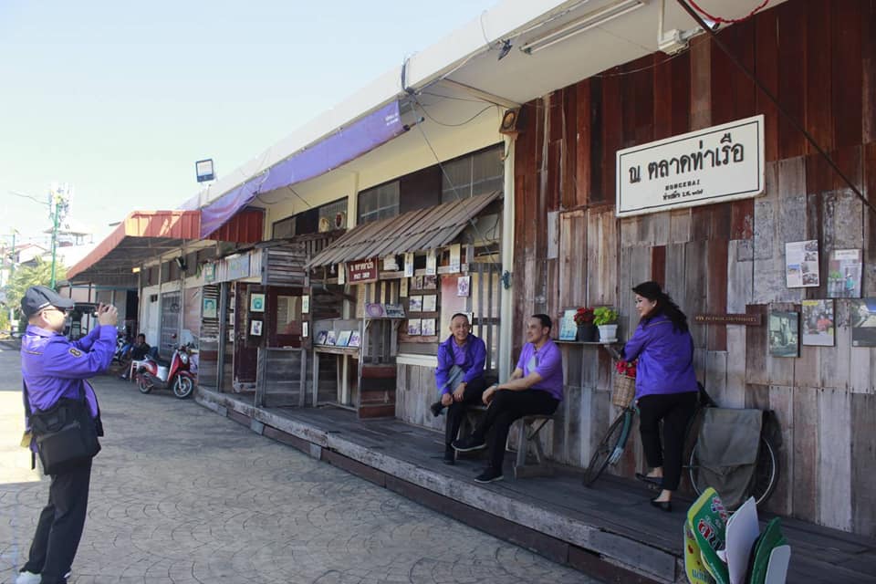 นายไพโรจน์ โสภาพร พัฒนาการจังหวัดหนองคาย ร่วมต้อนรับคณะตุลาการศาลรัฐธรรมนูญและคณะศึกษาอบรมหลักสูตร “หลักนิติธรรมเพื่อประชาธิปไตย”(นธป.) รุ่นที่ 8 และ นำเยี่ยมชมสินค้า ร้านค้า OTOP Trader หนองคาย