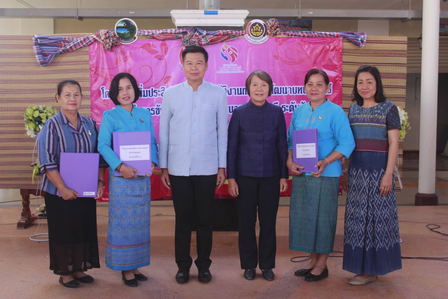 นายไพโรจน์ โสภาพร พัฒนาการจังหวัดหนองคายเป็นประธานพิธีเปิด “โครงการเพิ่มประสิทธิภาพการปฏิบัติงานกองทุนพัฒนาบทบาทสตรี แก่กลไกการขับเคลื่อนกองทุนพัฒนาบทบาทสตรี ระดับจังหวัด