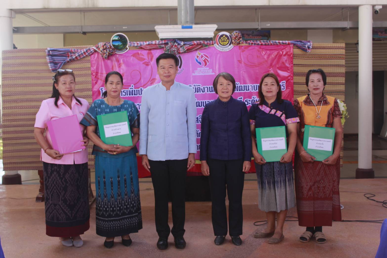 นายไพโรจน์ โสภาพร พัฒนาการจังหวัดหนองคายเป็นประธานพิธีเปิด “โครงการเพิ่มประสิทธิภาพการปฏิบัติงานกองทุนพัฒนาบทบาทสตรี แก่กลไกการขับเคลื่อนกองทุนพัฒนาบทบาทสตรี ระดับจังหวัด