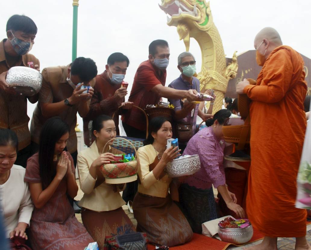 จังหวัดหนองคายจัดกิจกรรม”นุ่งผ้าหนองคาย ใส่บาตรริมโขง”โดยมีนายประเสริฐ ลือชาธนานนท์ ผู้ว่าราชการจังหวัดหนองคาย เป็นประธาน