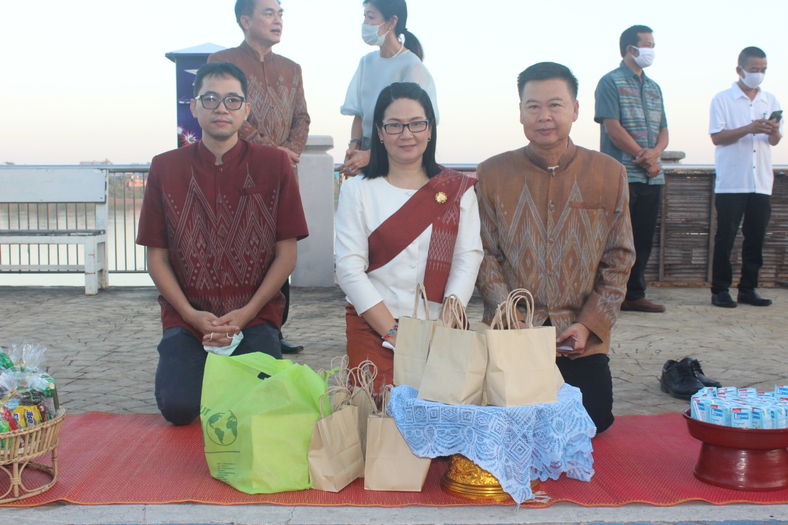 “จังหวัดหนองคายจัดกิจกรรม”นุ่งผ้าหนองคาย ใส่บาตรริมโขง”โดยมีนายประเสริฐ ลือชาธนานนท์ ผู้ว่าราชการจังหวัดหนองคาย เป็นประธาน”