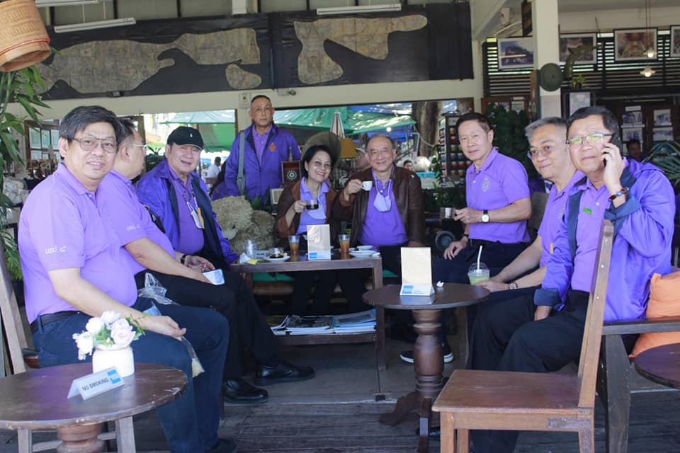 นายไพโรจน์ โสภาพร พัฒนาการจังหวัดหนองคาย ร่วมต้อนรับคณะตุลาการศาลรัฐธรรมนูญและคณะศึกษาอบรมหลักสูตร “หลักนิติธรรมเพื่อประชาธิปไตย”(นธป.) รุ่นที่ 8 และ นำเยี่ยมชมสินค้า ร้านค้า OTOP Trader หนองคาย