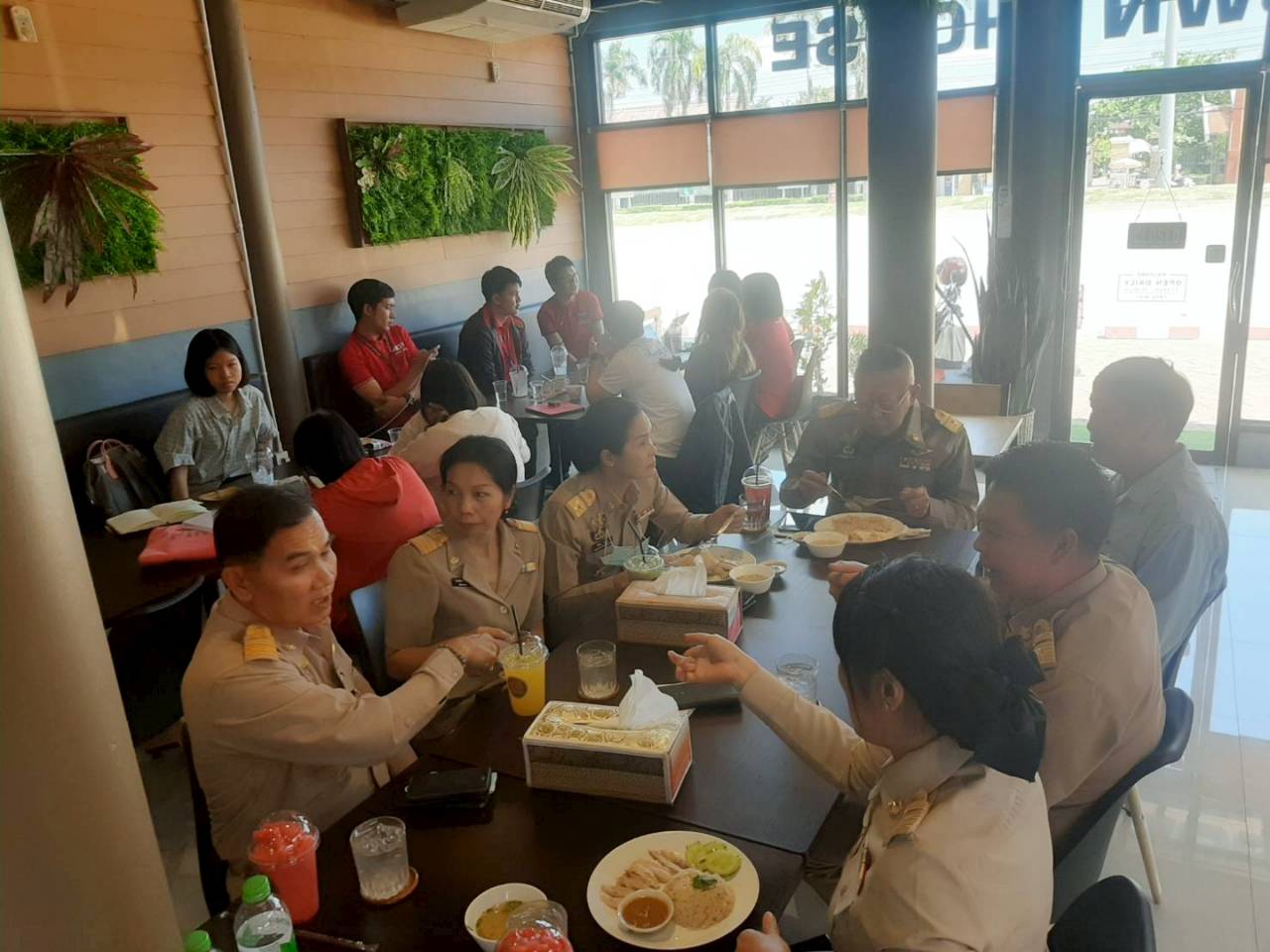 ผู้ว่าราชการจังหวัดหนองคายตรวจเยี่ยมศูนย์แสดงและจำหน่ายผลิตภัณฑ์ OTOP จังหวัดหนองคาย และมอบแนวทางการดำเนินงานบริหารศูนย์ฯ