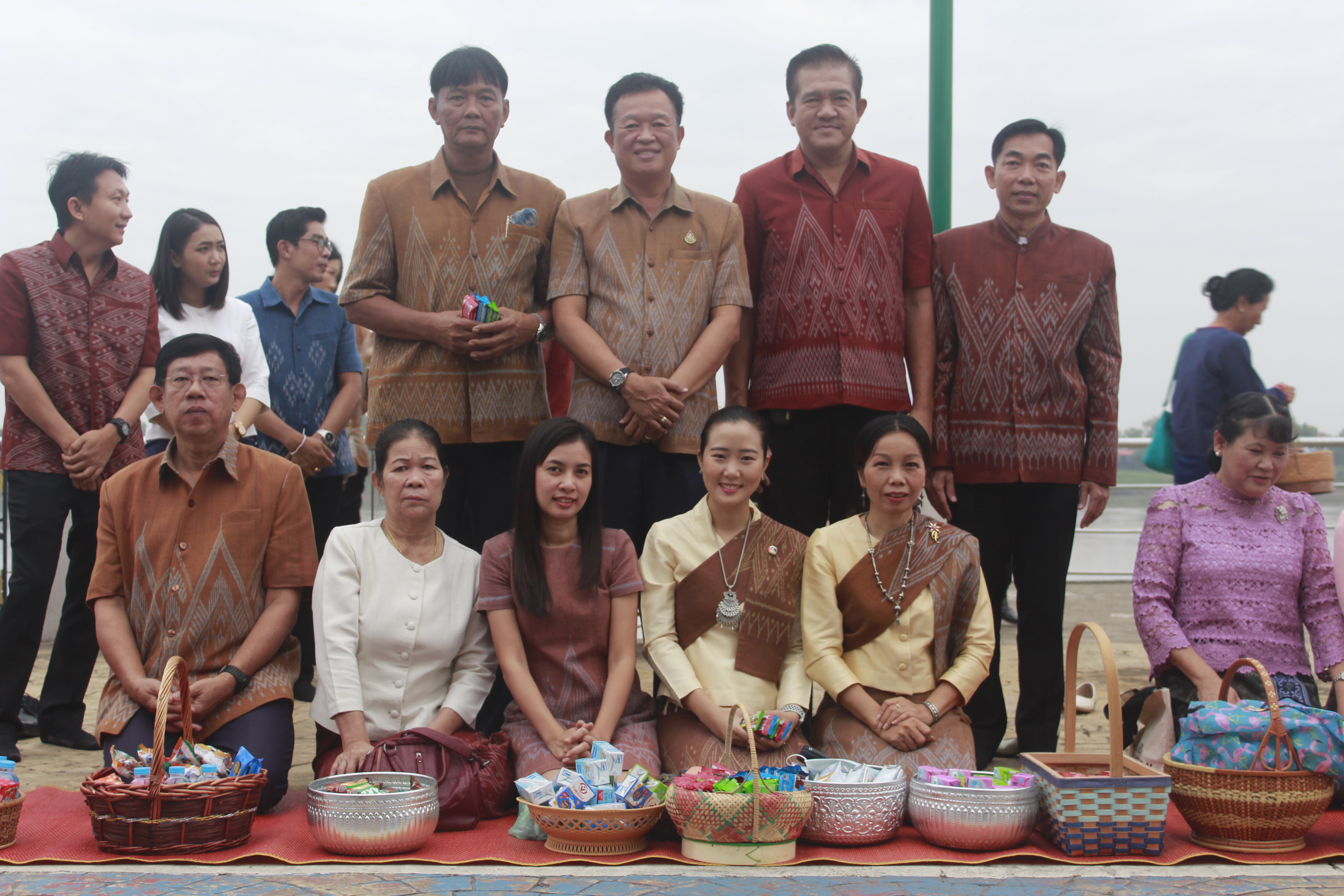 จังหวัดหนองคายจัดกิจกรรม”นุ่งผ้าหนองคาย ใส่บาตรริมโขง”โดยมีนายประเสริฐ ลือชาธนานนท์ ผู้ว่าราชการจังหวัดหนองคาย เป็นประธาน