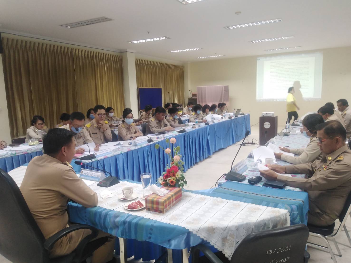 พช.หนองคาย ประชุมเตรียมความพร้อมในการคัดเลือกบุคคลเพื่อจัดจ้างเป็น ลูกจ้างเหมาบริการ ปฏิบัติภารกิจตามโครงการพัฒนาพื้นที่ต้นแบบการพัฒนาคุณภาพชีวิตตามหลักทฤษฎีใหม่ ประยุกต์สู่ “โคก หนอง นา โมเดล” พร้อมผู้อำนวยการกลุ่มงาน พัฒนาการอำเภอ และนักวิชาการพัฒนาชุมชน เข้าร่วมประชุม