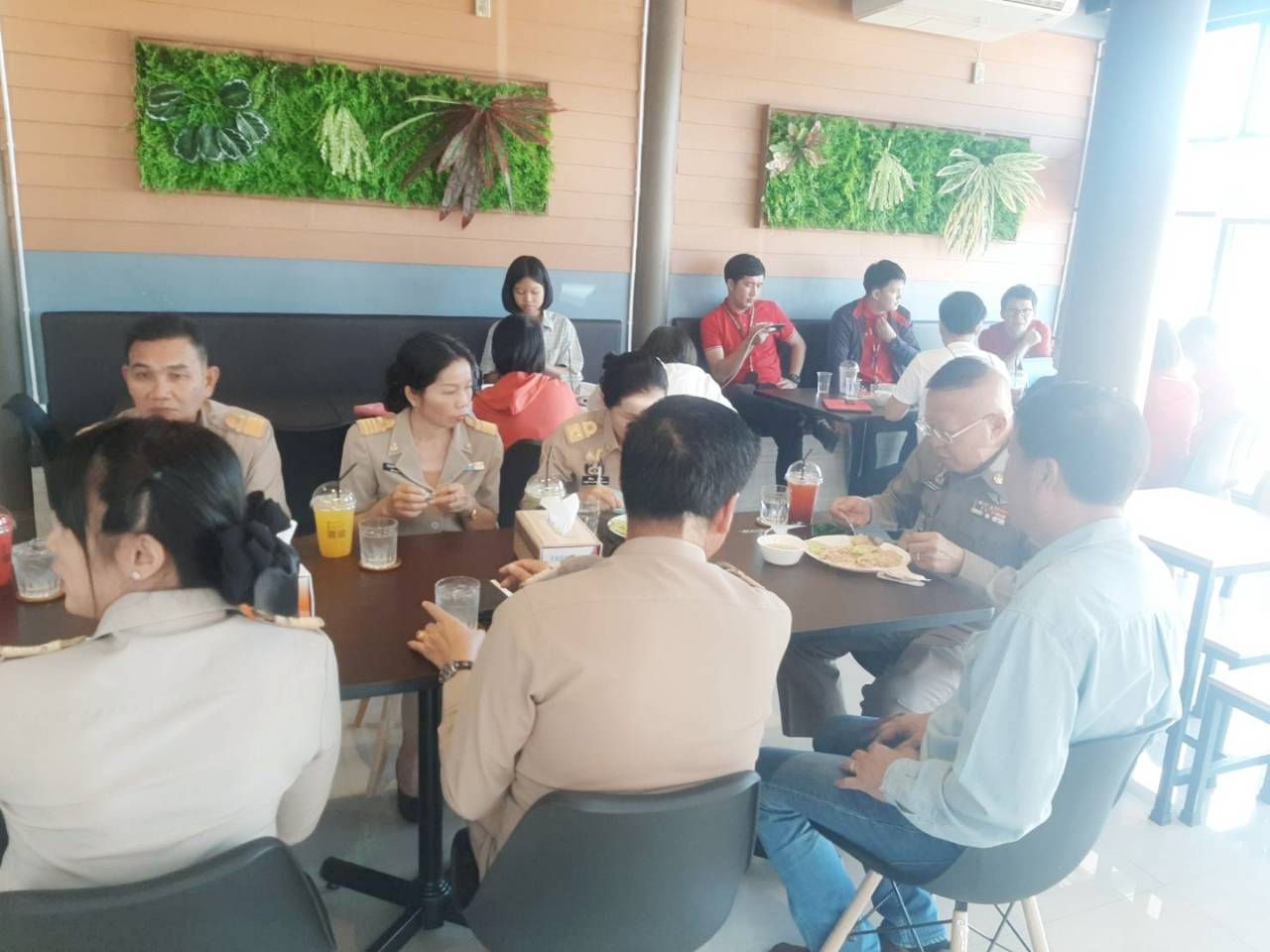 ผู้ว่าราชการจังหวัดหนองคายตรวจเยี่ยมศูนย์แสดงและจำหน่ายผลิตภัณฑ์ OTOP จังหวัดหนองคาย และมอบแนวทางการดำเนินงานบริหารศูนย์ฯ