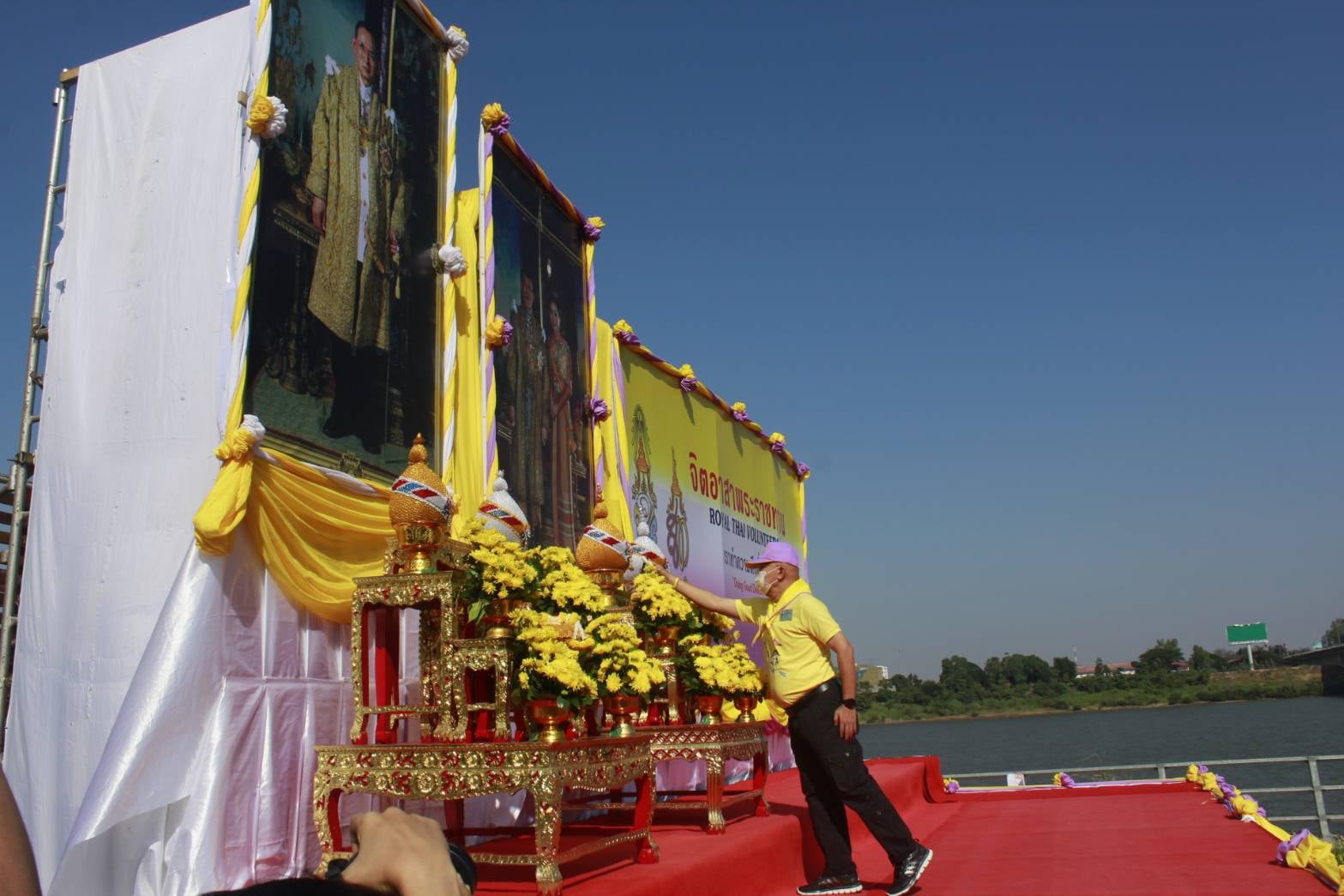 พช.หนองคาย ร่วมพิธีกิจกรรมจิตอาสาพัฒนา เนื่องในวันคล้ายวันพระบรมราชสมภพ พระบาทสมเด็จพระบรมชนกาธิเบศร มหาภูมิพลอดุลยเดชมหาราช บรมนาถบพิตร ” กิจกรรมพัฒนาสิ่งแวดล้อมและบำเพ็ญสาธารณประโยชน์เพื่อถวายเป็นพระราชกุศล”