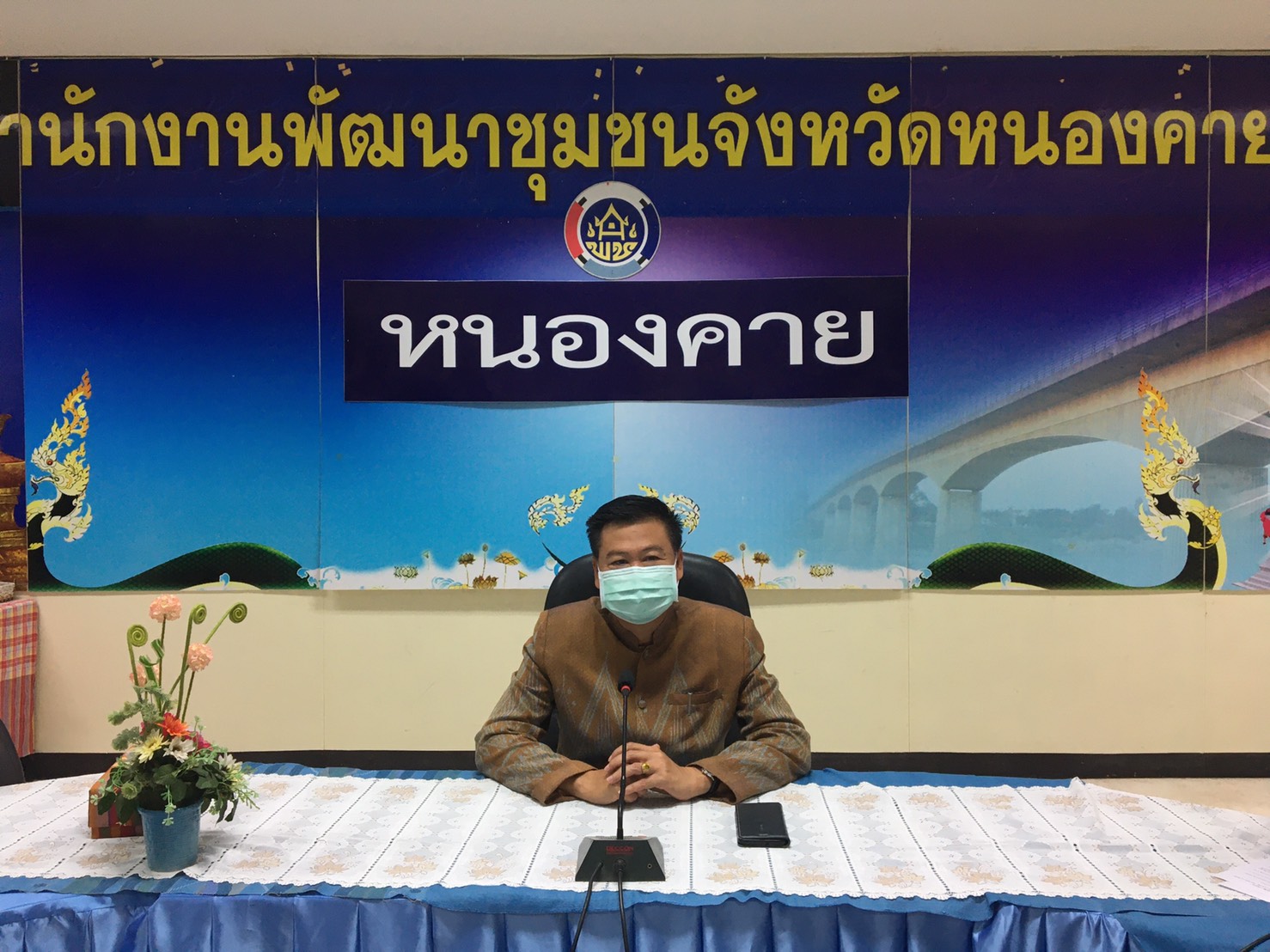 นายไพโรจน์ โสภาพร พัฒนาการจังหวัดหนองคาย เป็นประธานปฐมนิเทศแก่ผู้ผ่านการคัดเลือกให้ปฏิบัติหน้าที่ลูกจ้างเหมาบริการ ปฏิบัติภารกิจตามโครงการพัฒนาพื้นที่ต้นแบบการพัฒนาคุณภาพชีวิตตามหลักทฤษฎีใหม่ ประยุกต์สู่ “โคก หนอง นา โมเดล”