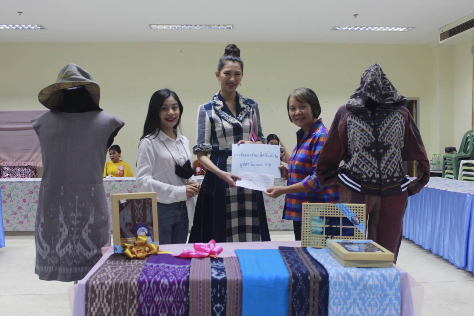 นางสาวสิริมา วัฒโน รองผู้ว่าราชการจังหวัดหนองคาย มอบหมายให้นายไพโรจน์ โสภาพร พัฒนาการจังหวัดหนองคาย เป็นประธานกรรมการตัดสินการประกวดโครงการ CDD Young Designer Contest จังหวัดหนองคาย ภายใต้คอนเซ็ปต์ “? ผ้าไทย ใส่ได้ทุกวัน ไม่มีเบื่อ EVERYDAY EVERYWEAR”