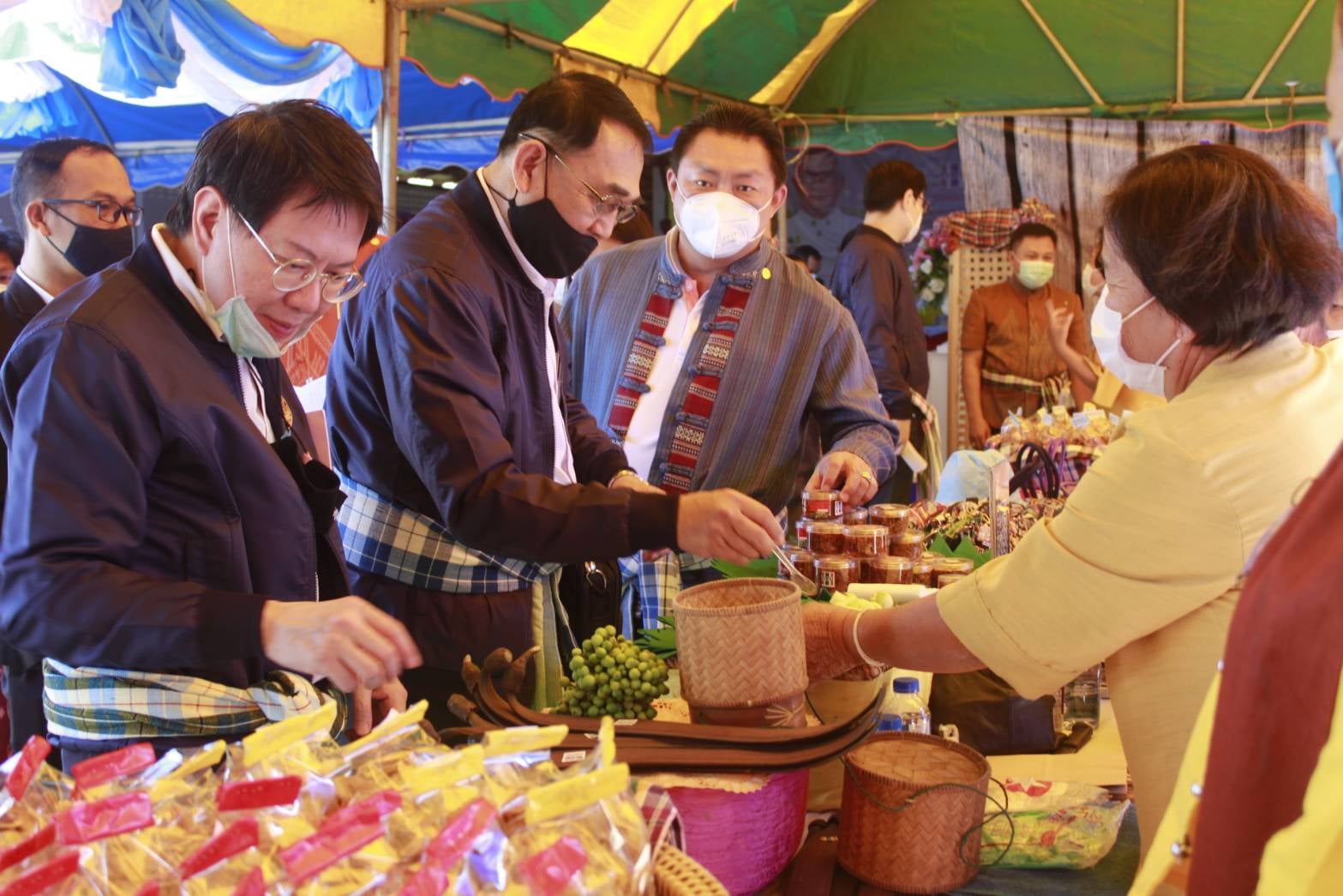 คณะทำงานของ นายสุพัฒนพงษ์ พันธ๋มีเชาว์ รองนายกรัฐมนตรี ลงพื้นที่ติดตาม และเยี่ยมชมผลการดำเนินงานกองทุนหมู่บ้านและชุมชนเมือง บ้านสามัคคี หมู่ 5 ตำบลหาดคำ อำเภอเมืองหนองคาย