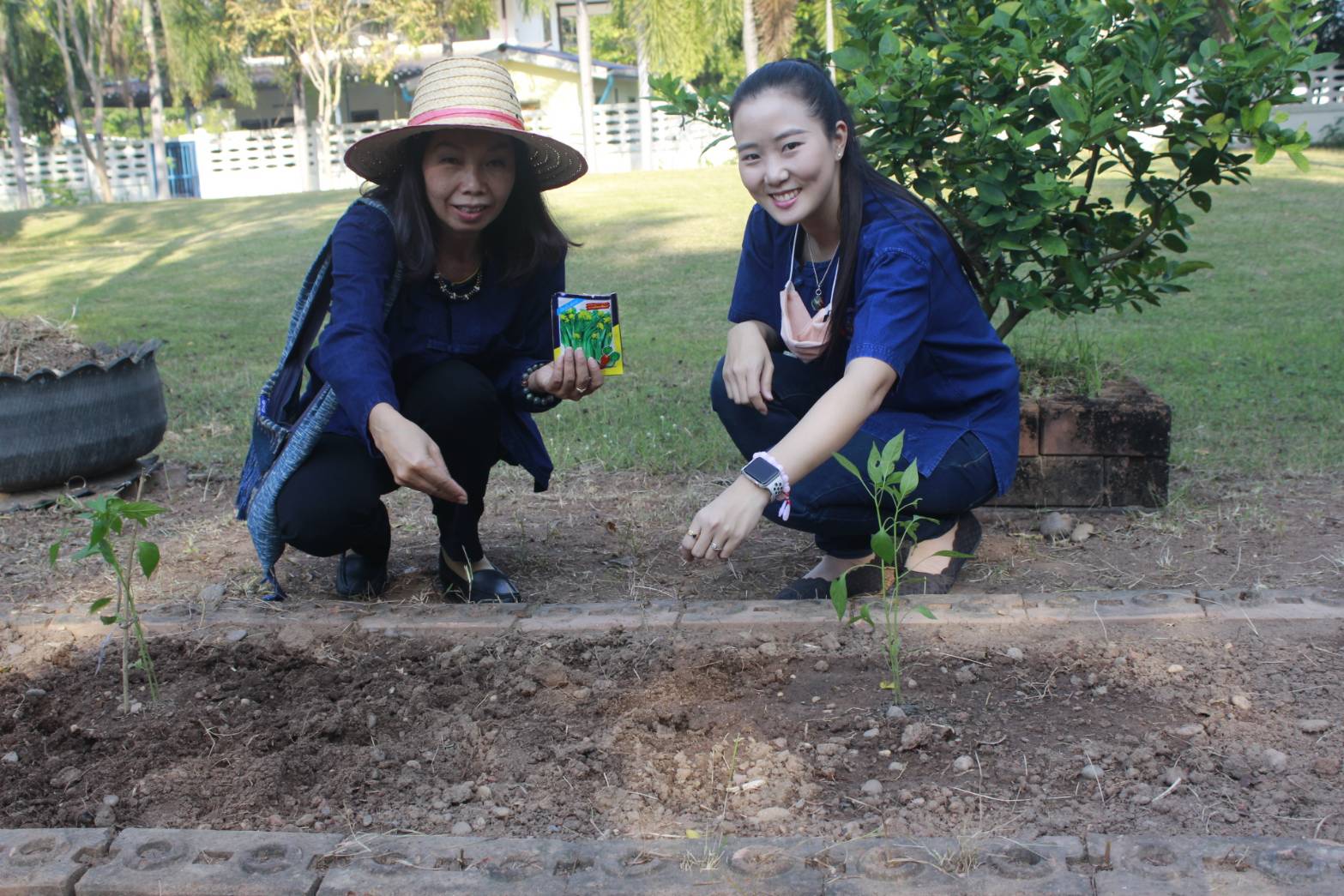 นายประเสริฐ ลือชาธนานนท์ ผู้ว่าราชการจังหวัดหนองคาย เป็นประธานในกิจกรรม “บ้านนี้มีรัก ปลูกผักกินเอง ” ปลูกผักสวนครัวเพื่อสร้างความมั่นคงด้านอาหาร