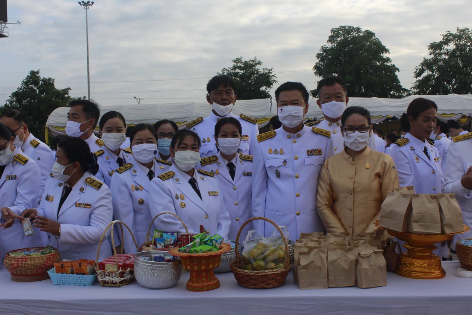 พช.หนองคาย ร่วมพิธีทำบุญตักบาตรถวายเป็นพระราชกุศล เนื่องในวันคล้ายวันพระบรมราชสมภพพระบาทสมเด็จพระบรมชนกาธิเบศร มหาภูมิพลอดุลยเดชมหาราชบรมนาถบพิตร วันชาติและวันพ่อแห่งชาติ