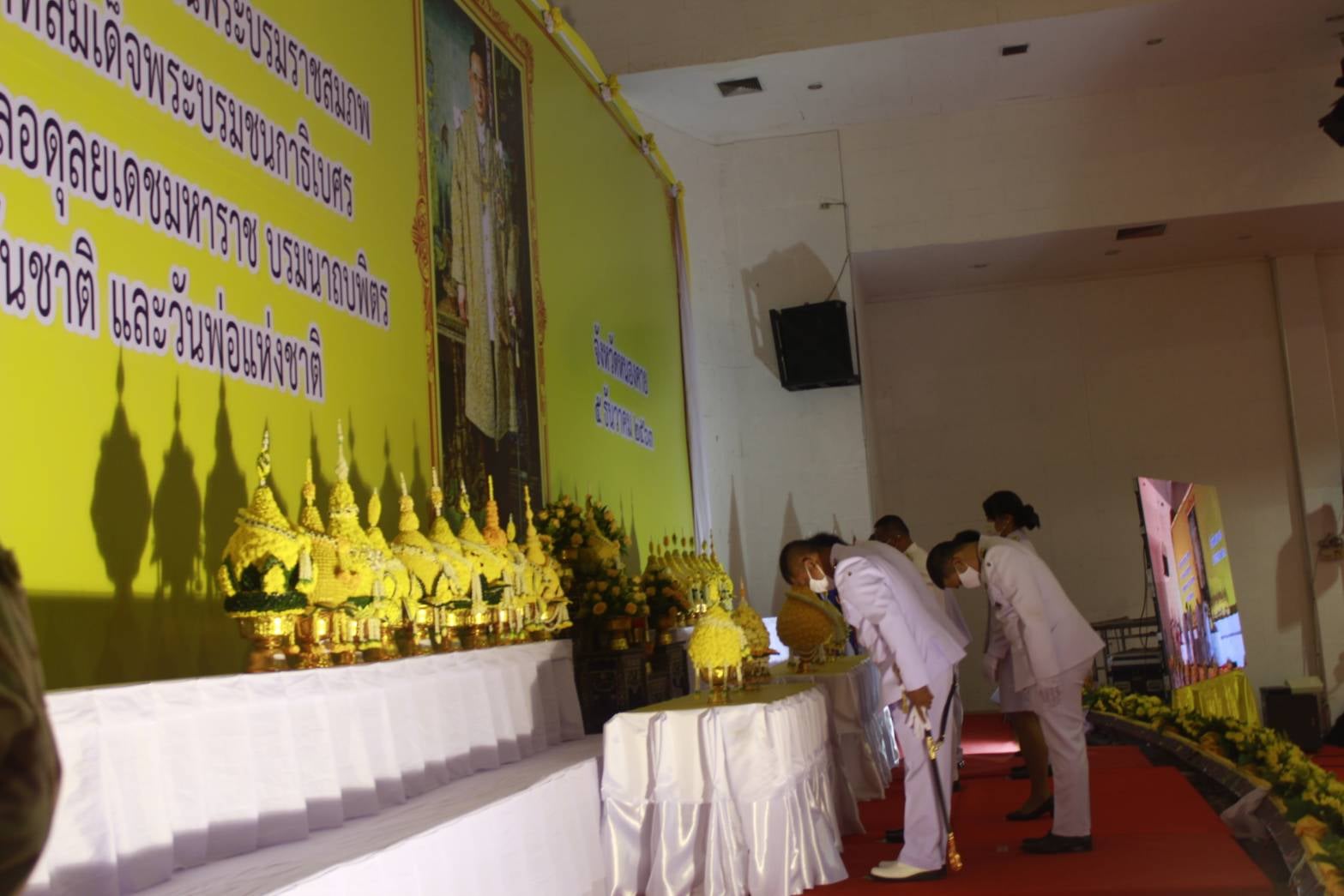 พช.หนองคาย ร่วมพิธีวางพานพุ่มดอกไม้สดและถวายบังคม เนื่องในวันคล้ายวันพระบรมราชสมภพพระบาทสมเด็จพระบรมชนกาธิเบศร มหาภูมิพลอดุลยเดชมหาราช บรมนาถบพิตร