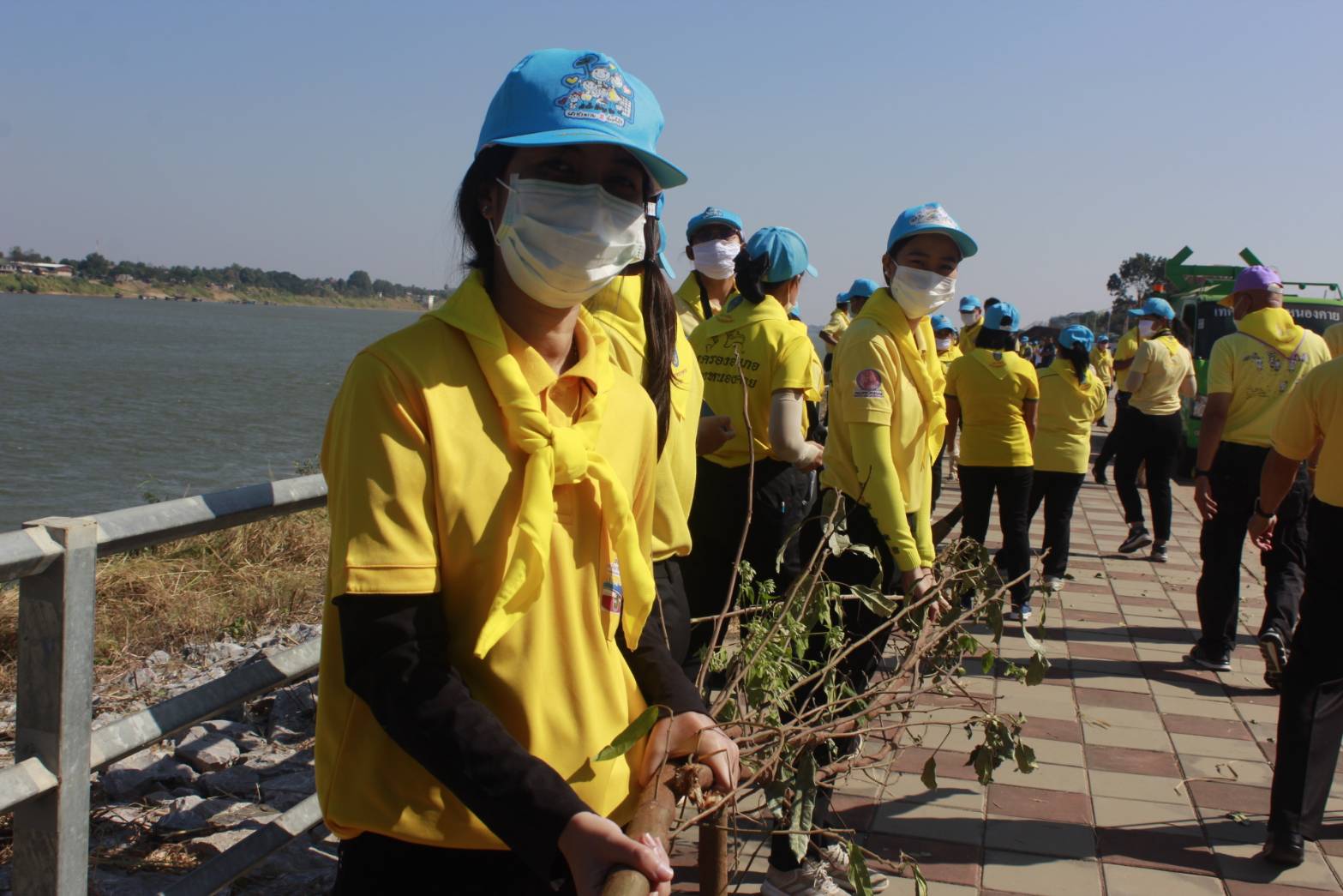 พช.หนองคาย ร่วมพิธีกิจกรรมจิตอาสาพัฒนา เนื่องในวันคล้ายวันพระบรมราชสมภพ พระบาทสมเด็จพระบรมชนกาธิเบศร มหาภูมิพลอดุลยเดชมหาราช บรมนาถบพิตร ” กิจกรรมพัฒนาสิ่งแวดล้อมและบำเพ็ญสาธารณประโยชน์เพื่อถวายเป็นพระราชกุศล”