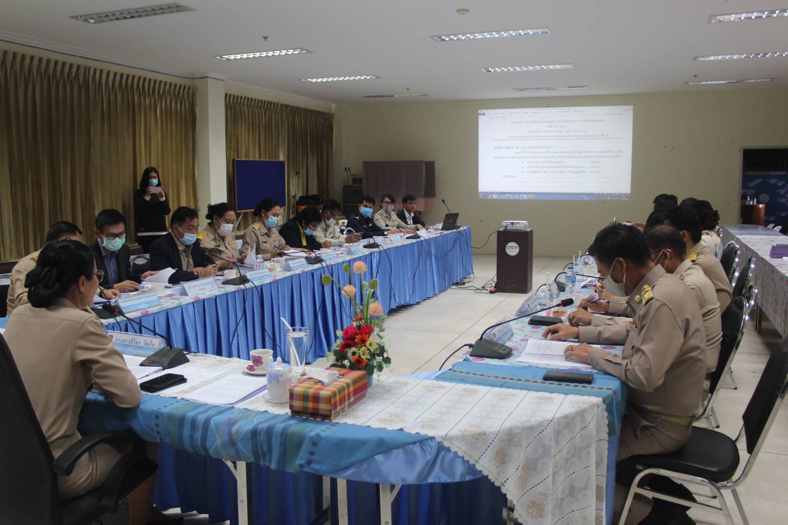 นายประเสริฐ ลือชาธนานนท์ ผู้ว่าราชการจังหวัดหนองคายมอบหมายให้ นางสาวสิริมา วัฒโน รองผู้ว่าราชการจังหวัดหนองคาย เป็นประธานในการประชุม คณะกรรมการขับเคลื่อนศูนย์แสดงและจำหน่ายผลิตภัณฑ์ OTOP จังหวัดหนองคาย ครั้งที่ 5/2563