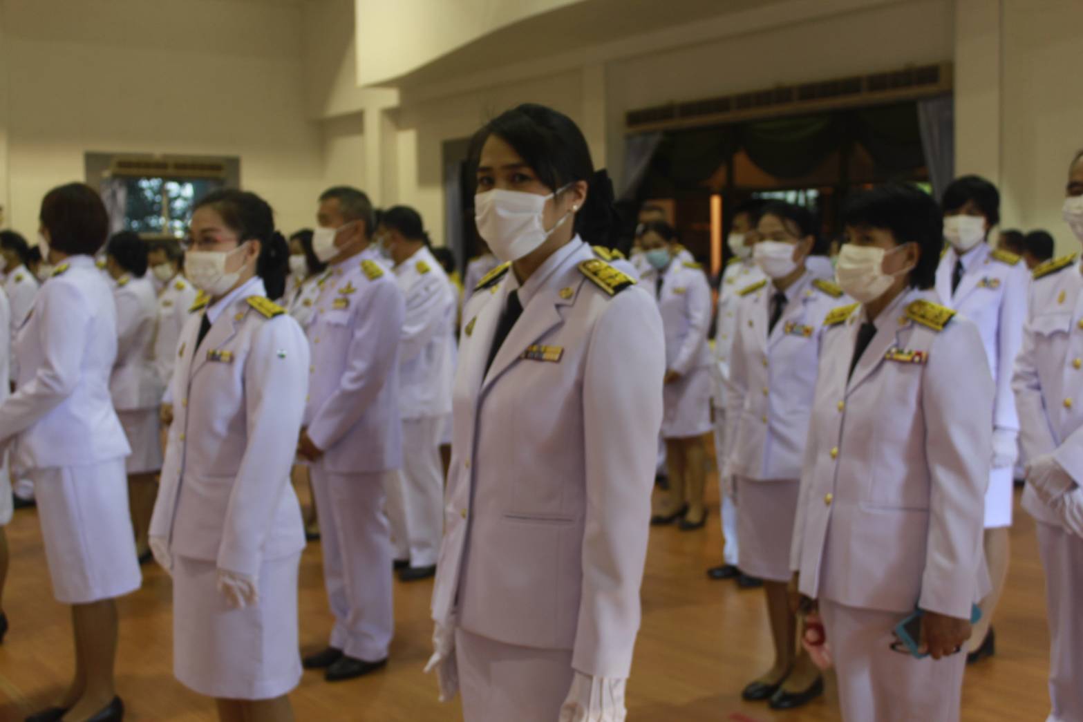 พช.หนองคาย ร่วมพิธีวางพานพุ่มดอกไม้สดและถวายบังคม เนื่องในวันคล้ายวันพระบรมราชสมภพพระบาทสมเด็จพระบรมชนกาธิเบศร มหาภูมิพลอดุลยเดชมหาราช บรมนาถบพิตร