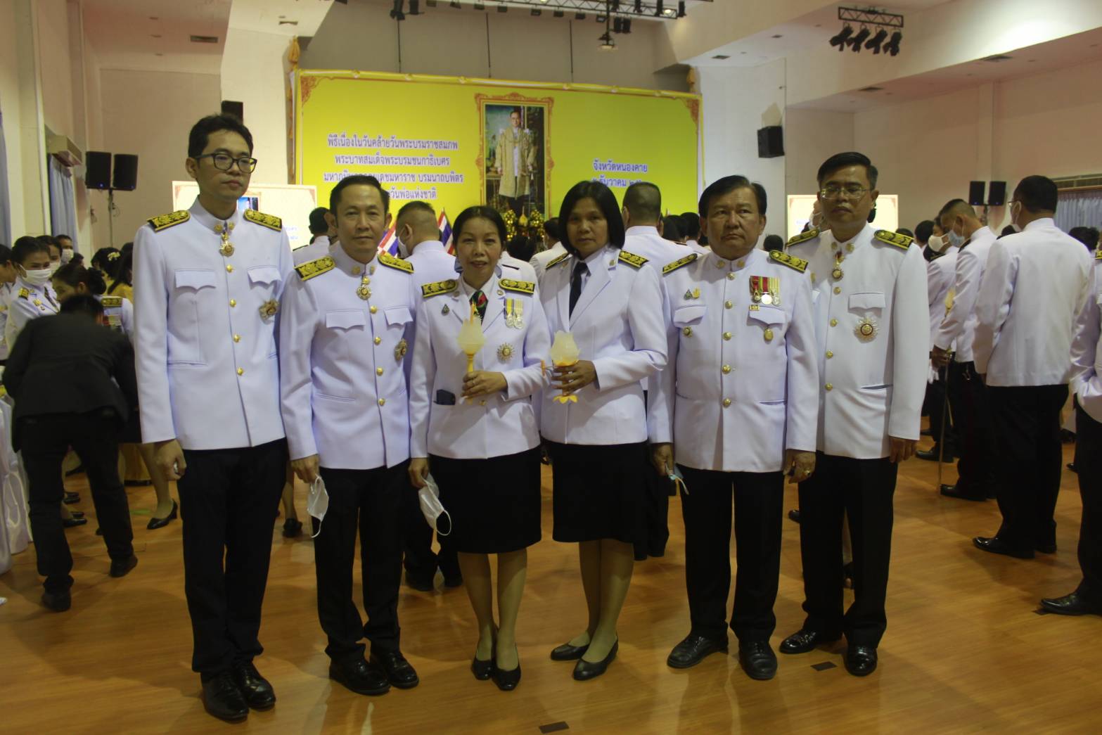 พช.หนองคาย ร่วมพิธีจุดเทียนเพื่อสดุดีพระเกียรติคุณและน้อมรำลึกในพระมหากรุณาธิคุณ เนื่องในวันคล้ายวันพระบรมราชสมภพ พระบาทสมเด็จพระบรมชนกาธิเบศร มหาภูมิพลอดุลยเดชมหาราช บรมนาถบพิตร