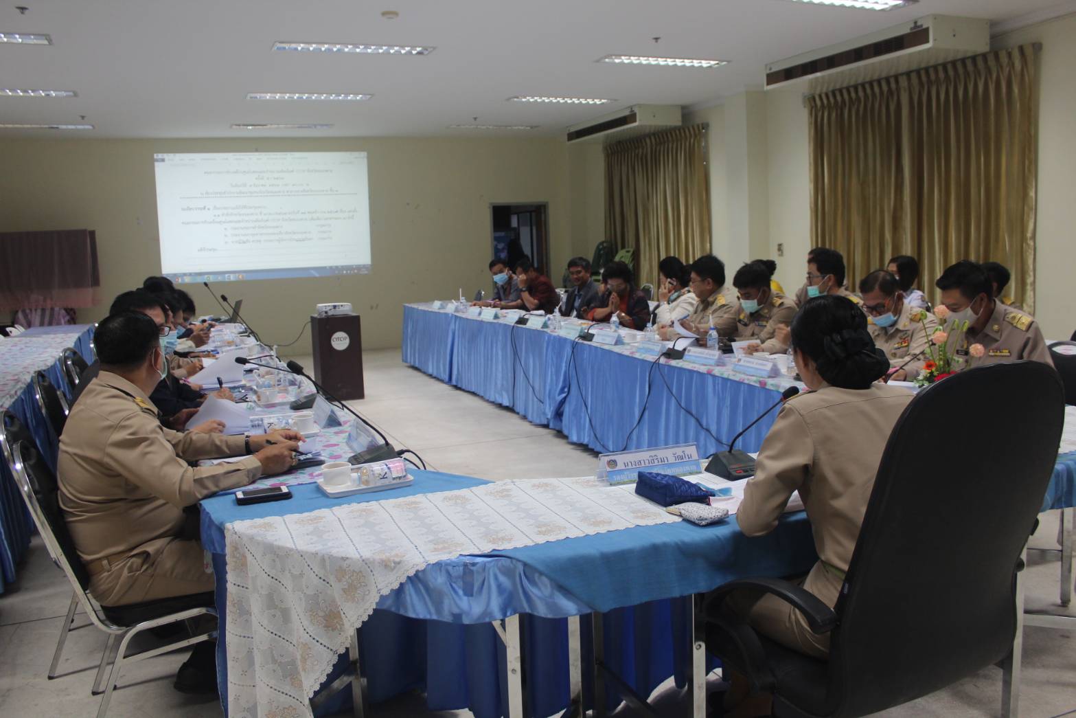 นายประเสริฐ ลือชาธนานนท์ ผู้ว่าราชการจังหวัดหนองคายมอบหมายให้ นางสาวสิริมา วัฒโน รองผู้ว่าราชการจังหวัดหนองคาย เป็นประธานในการประชุม คณะกรรมการขับเคลื่อนศูนย์แสดงและจำหน่ายผลิตภัณฑ์ OTOP จังหวัดหนองคาย ครั้งที่ 5/2563