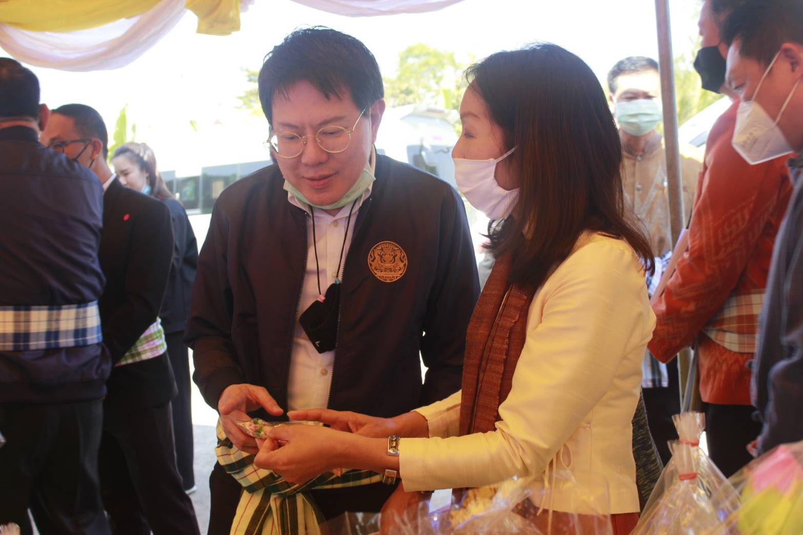 คณะทำงานของ นายสุพัฒนพงษ์ พันธ๋มีเชาว์ รองนายกรัฐมนตรี ลงพื้นที่ติดตาม และเยี่ยมชมผลการดำเนินงานกองทุนหมู่บ้านและชุมชนเมือง บ้านสามัคคี หมู่ 5 ตำบลหาดคำ อำเภอเมืองหนองคาย