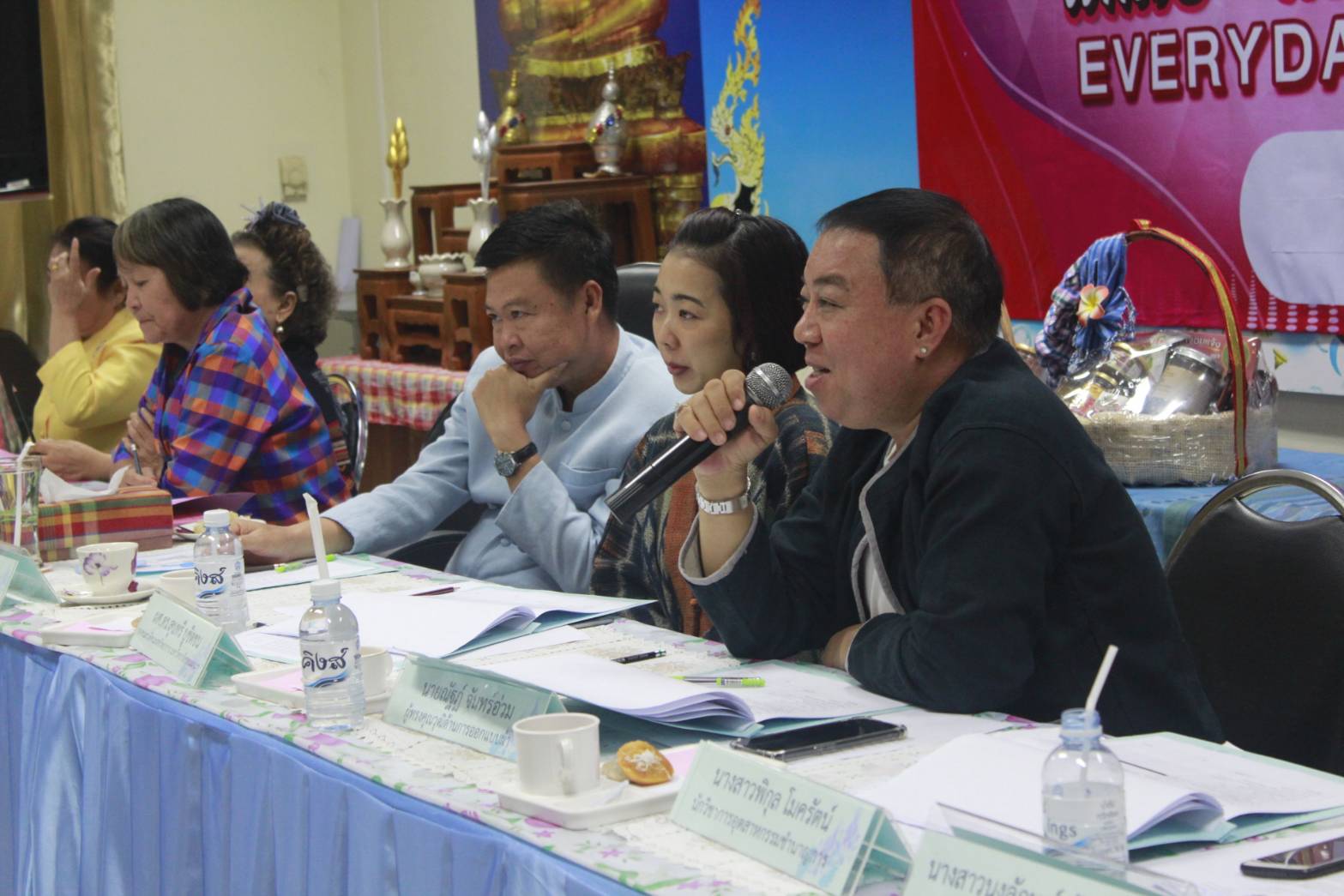 นางสาวสิริมา วัฒโน รองผู้ว่าราชการจังหวัดหนองคาย มอบหมายให้นายไพโรจน์ โสภาพร พัฒนาการจังหวัดหนองคาย เป็นประธานกรรมการตัดสินการประกวดโครงการ CDD Young Designer Contest จังหวัดหนองคาย ภายใต้คอนเซ็ปต์ “? ผ้าไทย ใส่ได้ทุกวัน ไม่มีเบื่อ EVERYDAY EVERYWEAR”