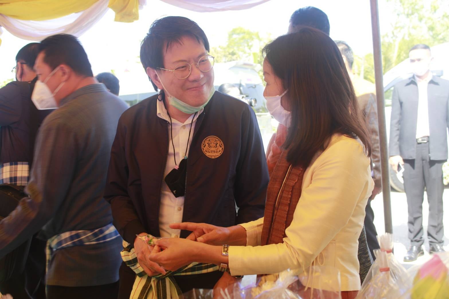 คณะทำงานของ นายสุพัฒนพงษ์ พันธ๋มีเชาว์ รองนายกรัฐมนตรี ลงพื้นที่ติดตาม และเยี่ยมชมผลการดำเนินงานกองทุนหมู่บ้านและชุมชนเมือง บ้านสามัคคี หมู่ 5 ตำบลหาดคำ อำเภอเมืองหนองคาย