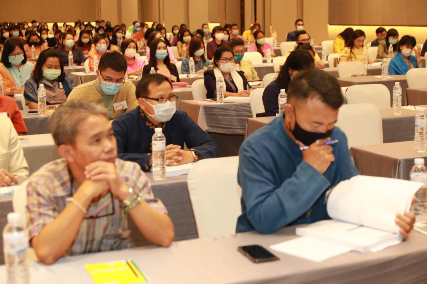 นายไพโรจน์ โสภาพร พัฒนาการจังหวัดหนองคาย มอบหมายให้ นายสมาน นวลจันทร์ ผู้อำนวยการกลุ่มงานส่งเสริมการพัฒนาชุมชน และนายรัฐศาสตร์ จันทร์ศรี นักวิชาการพัฒนาชุมชนปฏิบัติการ ร่วมฝึกอบรมโครงการเพิ่มประสิทธิภาพการปฏิบัติงานแก่เจ้าหน้าที่พัฒนาชุมชนด้านการบริหารงานดี ประจำปี 2564