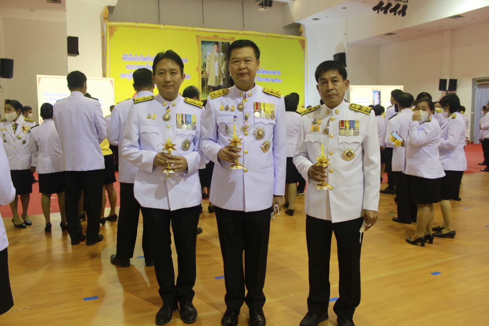 พช.หนองคาย ร่วมพิธีจุดเทียนเพื่อสดุดีพระเกียรติคุณและน้อมรำลึกในพระมหากรุณาธิคุณ เนื่องในวันคล้ายวันพระบรมราชสมภพ พระบาทสมเด็จพระบรมชนกาธิเบศร มหาภูมิพลอดุลยเดชมหาราช บรมนาถบพิตร