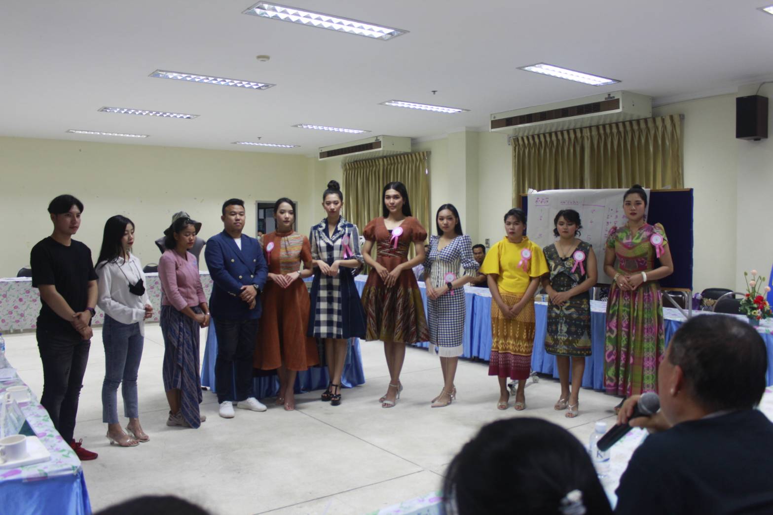 นางสาวสิริมา วัฒโน รองผู้ว่าราชการจังหวัดหนองคาย มอบหมายให้นายไพโรจน์ โสภาพร พัฒนาการจังหวัดหนองคาย เป็นประธานกรรมการตัดสินการประกวดโครงการ CDD Young Designer Contest จังหวัดหนองคาย ภายใต้คอนเซ็ปต์ “? ผ้าไทย ใส่ได้ทุกวัน ไม่มีเบื่อ EVERYDAY EVERYWEAR”