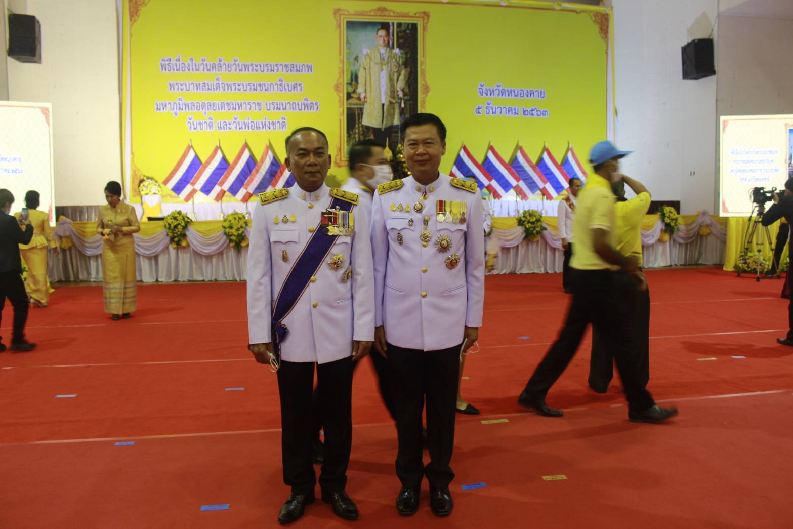 พช.หนองคาย ร่วมพิธีจุดเทียนเพื่อสดุดีพระเกียรติคุณและน้อมรำลึกในพระมหากรุณาธิคุณ เนื่องในวันคล้ายวันพระบรมราชสมภพ พระบาทสมเด็จพระบรมชนกาธิเบศร มหาภูมิพลอดุลยเดชมหาราช บรมนาถบพิตร