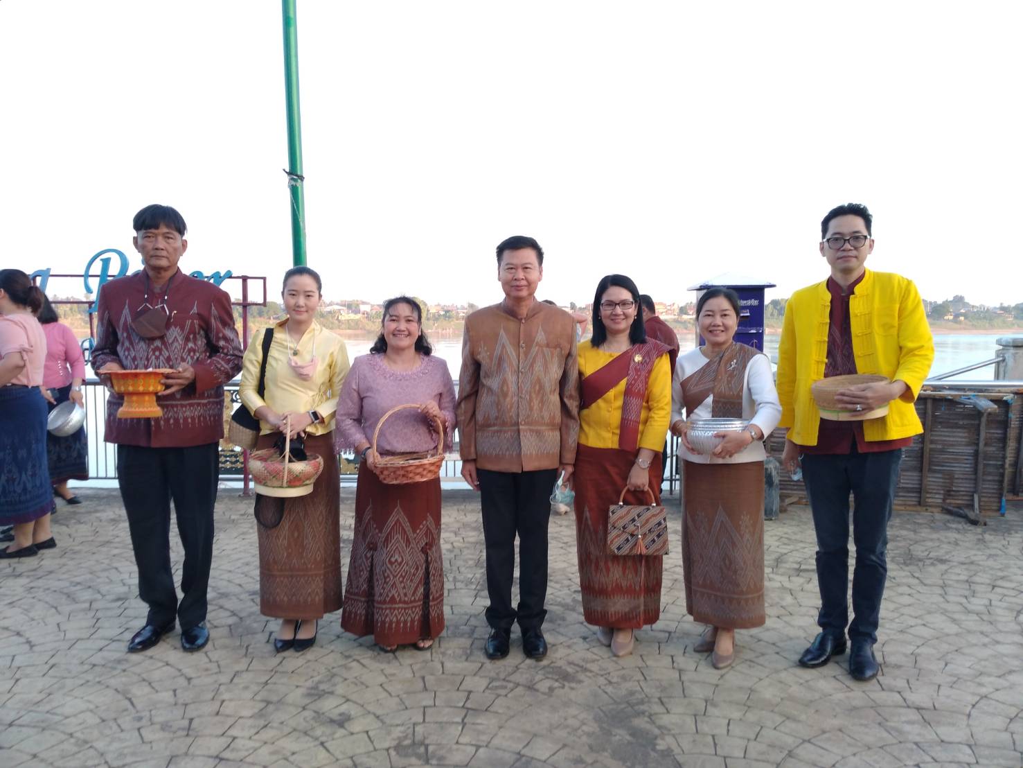 “จังหวัดหนองคายจัดกิจกรรม”นุ่งผ้าหนองคาย ใส่บาตรริมโขง”โดยมีนายประเสริฐ ลือชาธนานนท์ ผู้ว่าราชการจังหวัดหนองคาย เป็นประธาน”