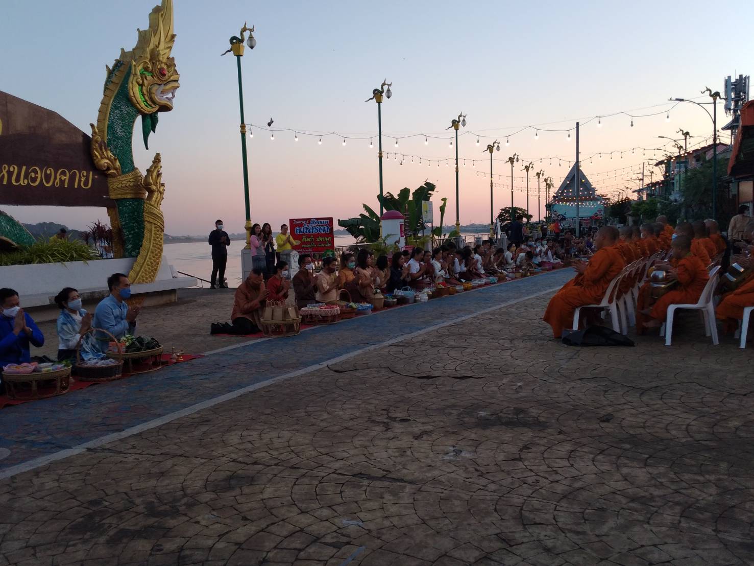 “จังหวัดหนองคายจัดกิจกรรม”นุ่งผ้าหนองคาย ใส่บาตรริมโขง”โดยมีนายประเสริฐ ลือชาธนานนท์ ผู้ว่าราชการจังหวัดหนองคาย เป็นประธาน”