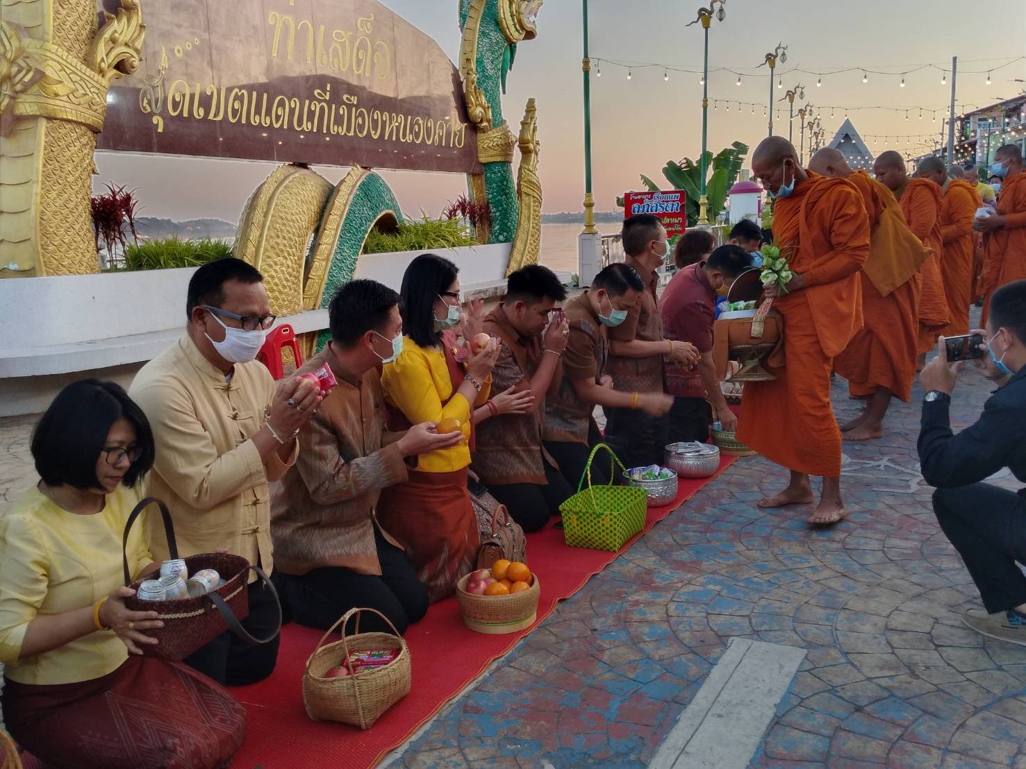 “จังหวัดหนองคายจัดกิจกรรม”นุ่งผ้าหนองคาย ใส่บาตรริมโขง”โดยมีนายประเสริฐ ลือชาธนานนท์ ผู้ว่าราชการจังหวัดหนองคาย เป็นประธาน”