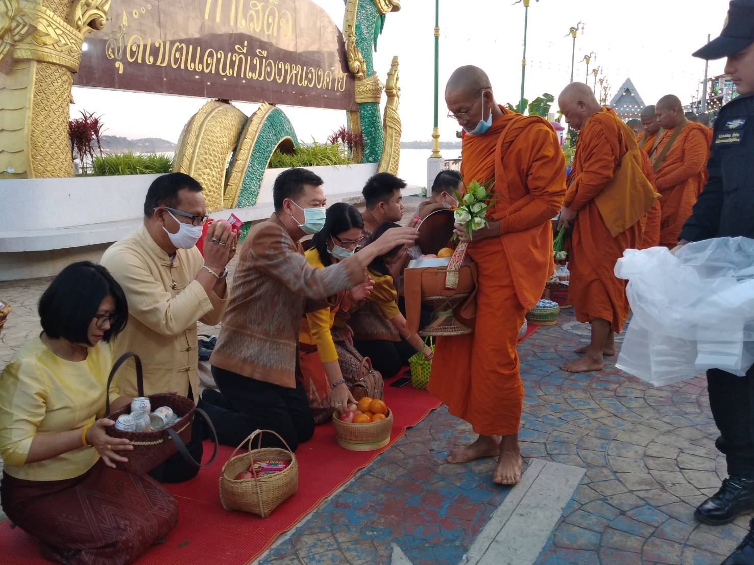 “จังหวัดหนองคายจัดกิจกรรม”นุ่งผ้าหนองคาย ใส่บาตรริมโขง”โดยมีนายประเสริฐ ลือชาธนานนท์ ผู้ว่าราชการจังหวัดหนองคาย เป็นประธาน”