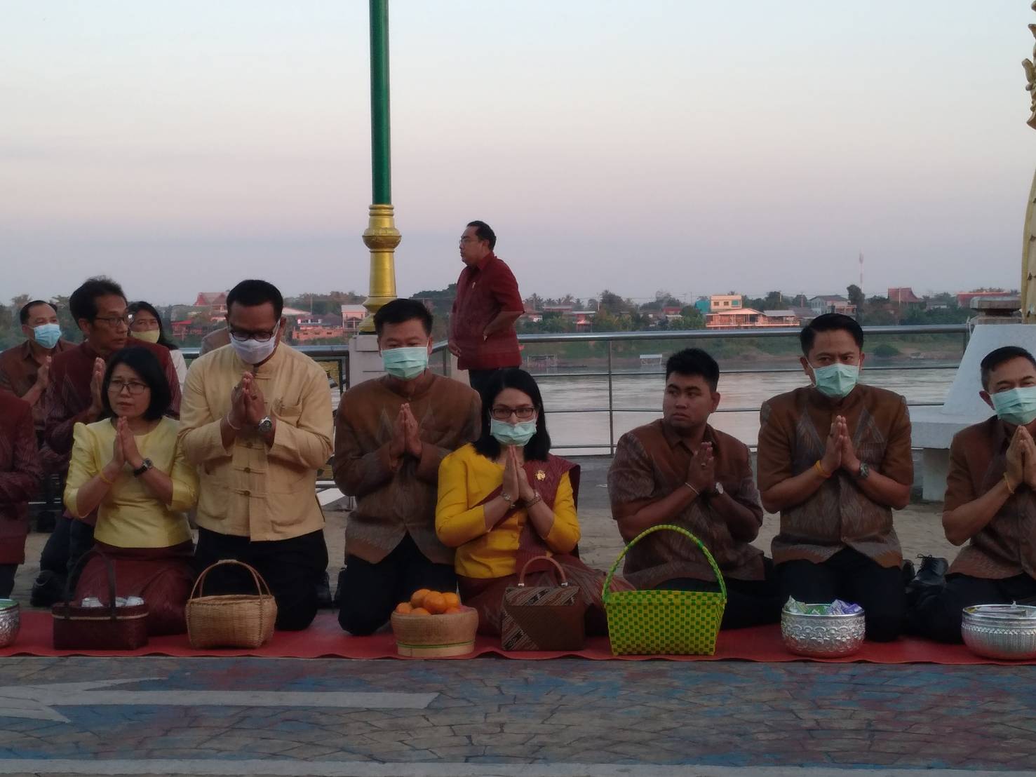 “จังหวัดหนองคายจัดกิจกรรม”นุ่งผ้าหนองคาย ใส่บาตรริมโขง”โดยมีนายประเสริฐ ลือชาธนานนท์ ผู้ว่าราชการจังหวัดหนองคาย เป็นประธาน”