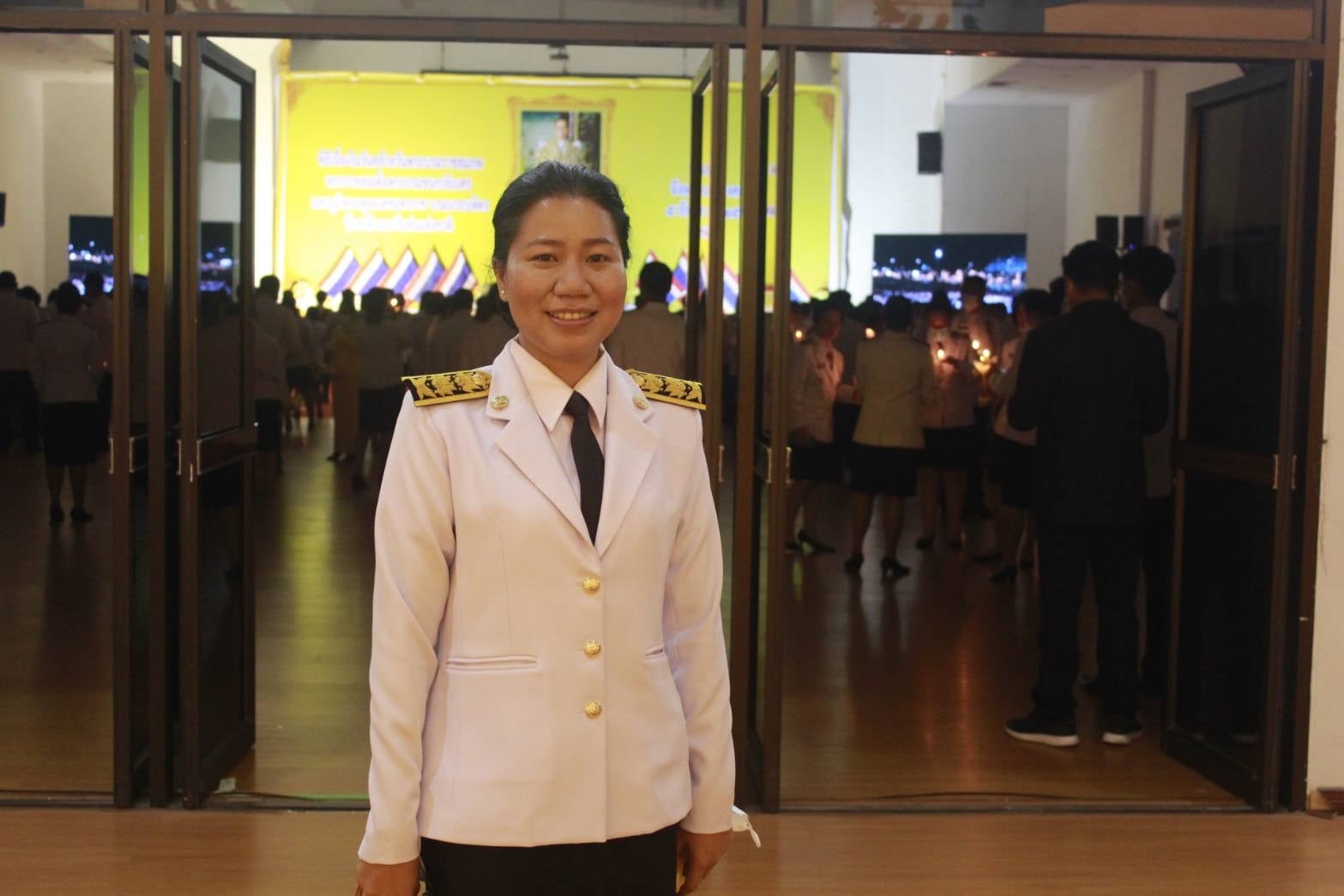 พช.หนองคาย ร่วมพิธีจุดเทียนเพื่อสดุดีพระเกียรติคุณและน้อมรำลึกในพระมหากรุณาธิคุณ เนื่องในวันคล้ายวันพระบรมราชสมภพ พระบาทสมเด็จพระบรมชนกาธิเบศร มหาภูมิพลอดุลยเดชมหาราช บรมนาถบพิตร