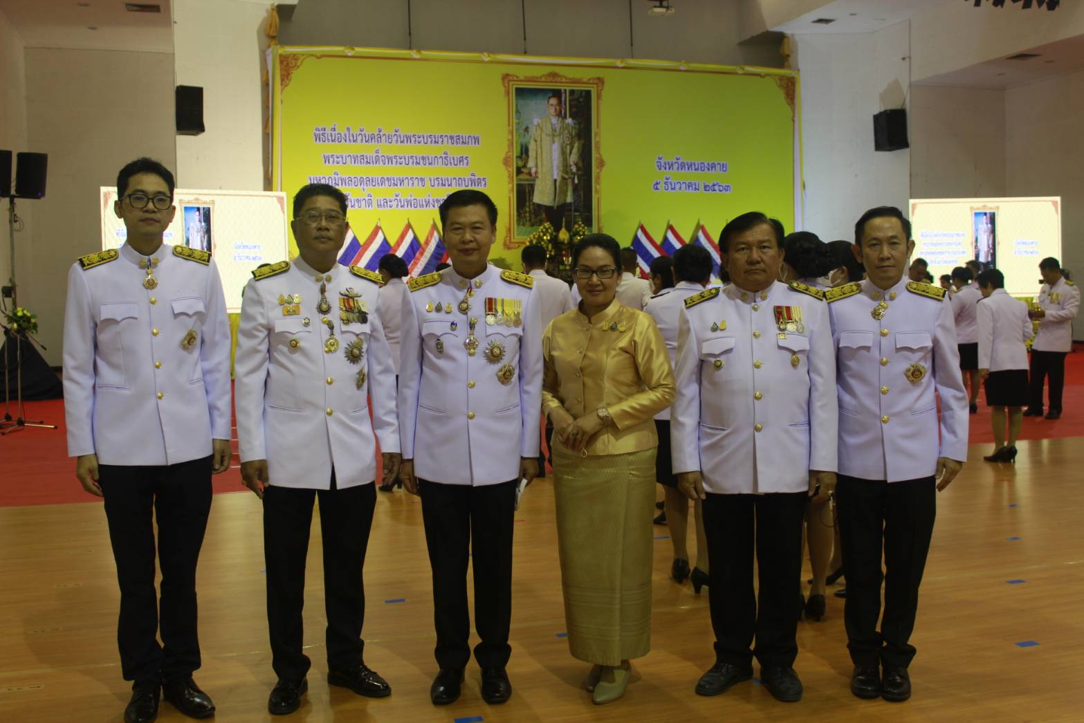 พช.หนองคาย ร่วมพิธีจุดเทียนเพื่อสดุดีพระเกียรติคุณและน้อมรำลึกในพระมหากรุณาธิคุณ เนื่องในวันคล้ายวันพระบรมราชสมภพ พระบาทสมเด็จพระบรมชนกาธิเบศร มหาภูมิพลอดุลยเดชมหาราช บรมนาถบพิตร