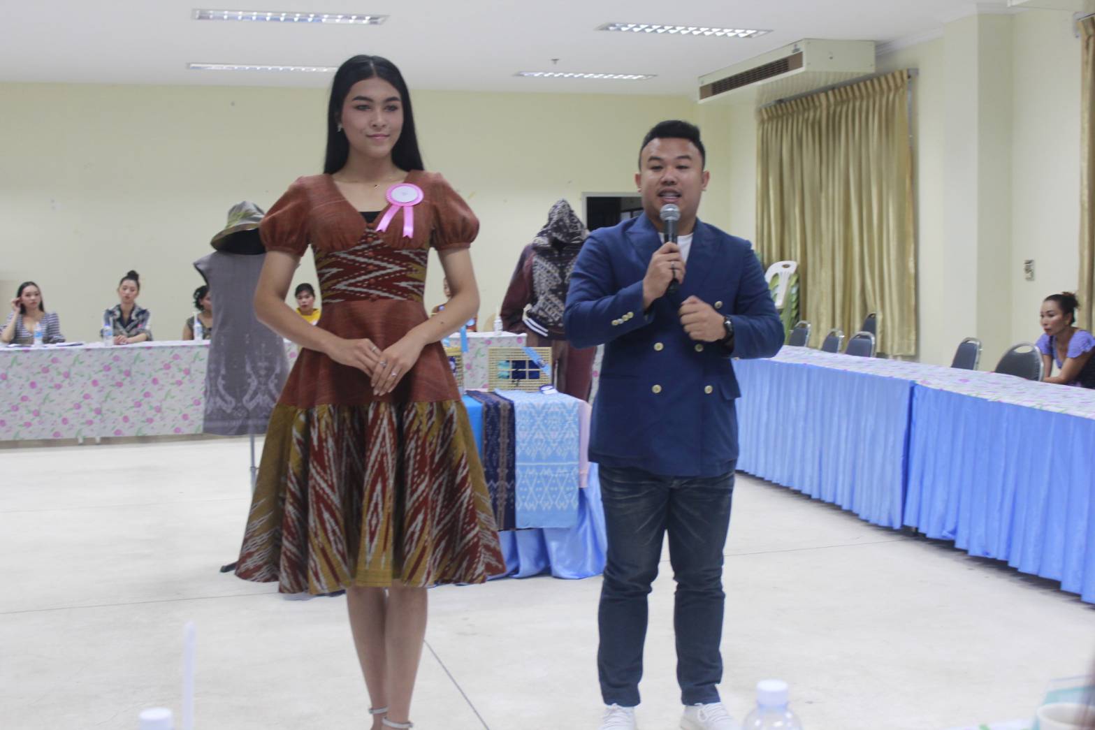 นางสาวสิริมา วัฒโน รองผู้ว่าราชการจังหวัดหนองคาย มอบหมายให้นายไพโรจน์ โสภาพร พัฒนาการจังหวัดหนองคาย เป็นประธานกรรมการตัดสินการประกวดโครงการ CDD Young Designer Contest จังหวัดหนองคาย ภายใต้คอนเซ็ปต์ “? ผ้าไทย ใส่ได้ทุกวัน ไม่มีเบื่อ EVERYDAY EVERYWEAR”