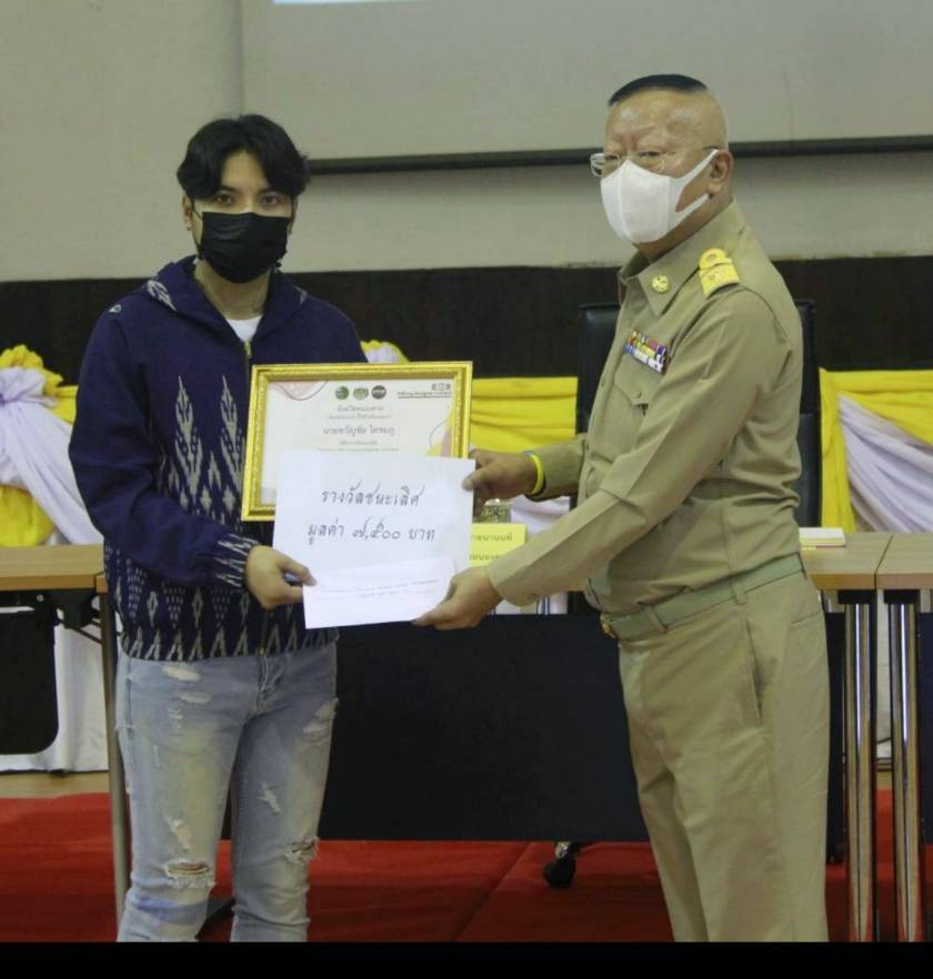 นายประเสริฐ ลือชาธนานนท์ ผู้ว่าราชการจังหวัดหนองคาย เป็นประธานประชุมคณะกรมการจังหวัดและหัวหน้าส่วนราชการประจำจังหวัด ครั้งที่ 10/2563 โดยวาระก่อนการประชุมมีกิจกรรม พิธีมอบรางวัลและเกียรติบัตรการประกวดประกวด โครงการ CDD Young Designer Contest จังหวัดหนองคาย ภายใต้คอนเซ็ปต์ “ ผ้าไทย ใส่ได้ทุกวัน ไม่มีเบื่อ EVERYDAY EVERYWEAR”  จำนวน 3 ราย