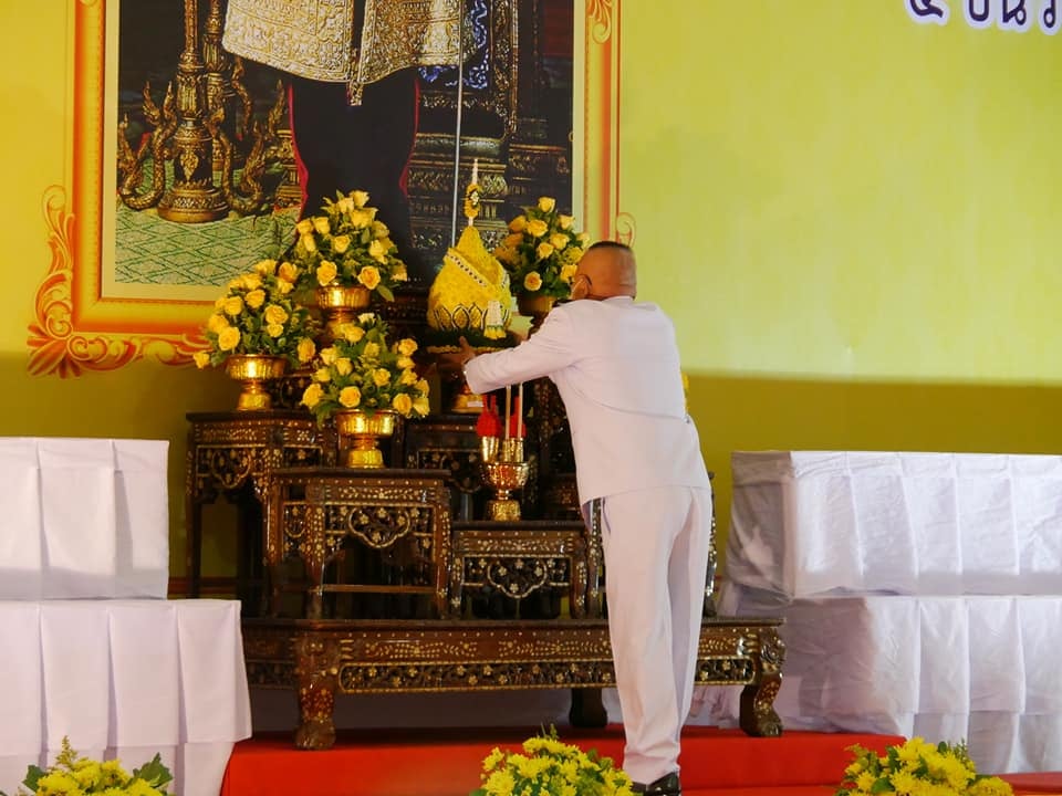 พช.หนองคาย ร่วมพิธีวางพานพุ่มดอกไม้สดและถวายบังคม เนื่องในวันคล้ายวันพระบรมราชสมภพพระบาทสมเด็จพระบรมชนกาธิเบศร มหาภูมิพลอดุลยเดชมหาราช บรมนาถบพิตร