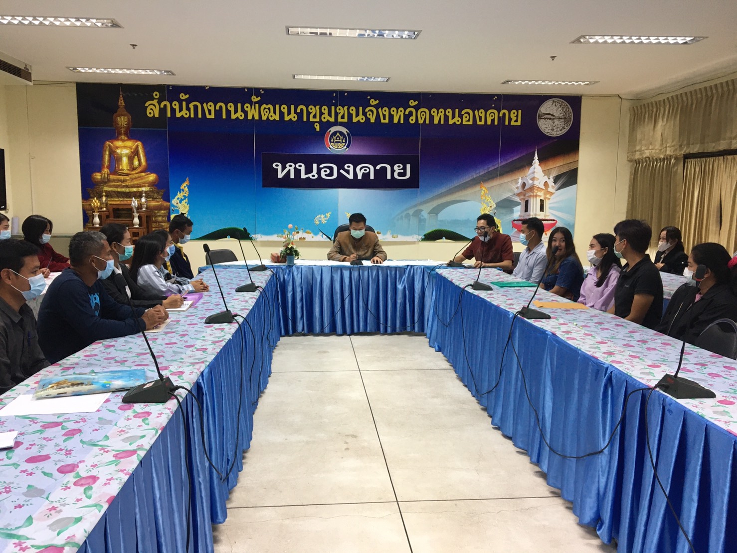 นายไพโรจน์ โสภาพร พัฒนาการจังหวัดหนองคาย เป็นประธานปฐมนิเทศแก่ผู้ผ่านการคัดเลือกให้ปฏิบัติหน้าที่ลูกจ้างเหมาบริการ ปฏิบัติภารกิจตามโครงการพัฒนาพื้นที่ต้นแบบการพัฒนาคุณภาพชีวิตตามหลักทฤษฎีใหม่ ประยุกต์สู่ “โคก หนอง นา โมเดล”