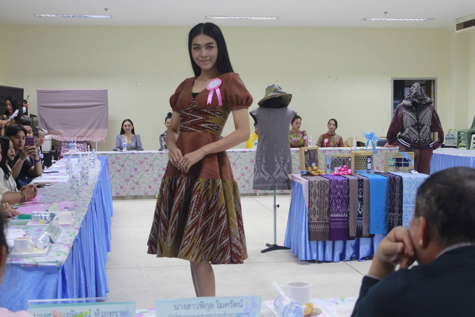 นางสาวสิริมา วัฒโน รองผู้ว่าราชการจังหวัดหนองคาย มอบหมายให้นายไพโรจน์ โสภาพร พัฒนาการจังหวัดหนองคาย เป็นประธานกรรมการตัดสินการประกวดโครงการ CDD Young Designer Contest จังหวัดหนองคาย ภายใต้คอนเซ็ปต์ “? ผ้าไทย ใส่ได้ทุกวัน ไม่มีเบื่อ EVERYDAY EVERYWEAR”