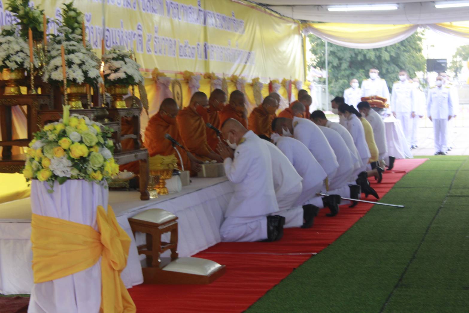 พช.หนองคาย ร่วมพิธีทำบุญตักบาตรถวายเป็นพระราชกุศล เนื่องในวันคล้ายวันพระบรมราชสมภพพระบาทสมเด็จพระบรมชนกาธิเบศร มหาภูมิพลอดุลยเดชมหาราชบรมนาถบพิตร วันชาติและวันพ่อแห่งชาติ