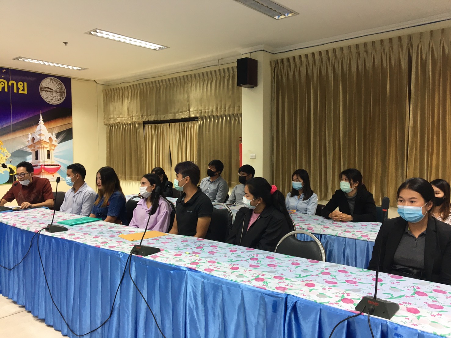 นายไพโรจน์ โสภาพร พัฒนาการจังหวัดหนองคาย เป็นประธานปฐมนิเทศแก่ผู้ผ่านการคัดเลือกให้ปฏิบัติหน้าที่ลูกจ้างเหมาบริการ ปฏิบัติภารกิจตามโครงการพัฒนาพื้นที่ต้นแบบการพัฒนาคุณภาพชีวิตตามหลักทฤษฎีใหม่ ประยุกต์สู่ “โคก หนอง นา โมเดล”