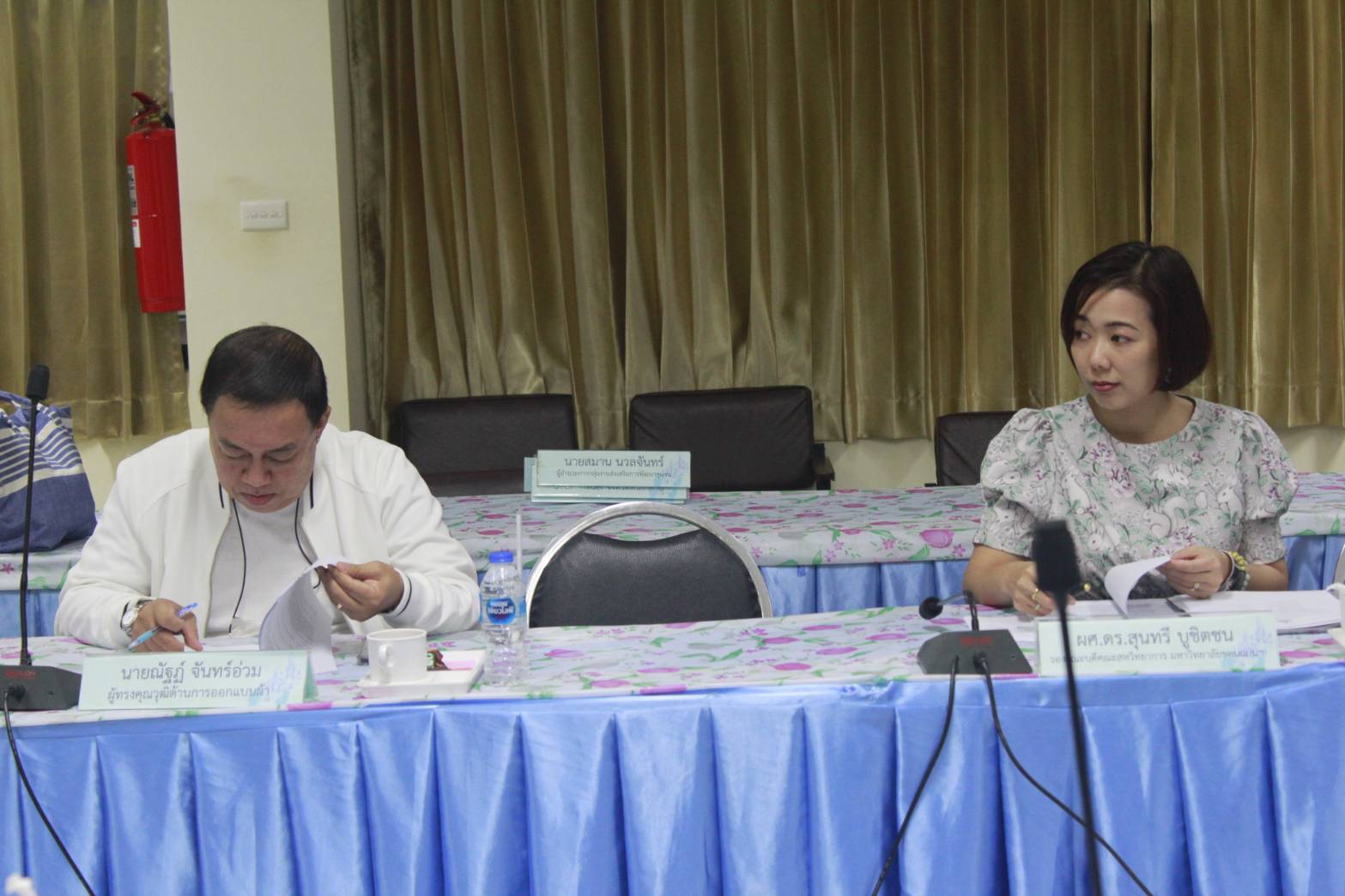 นายไพโรจน์ โสภาพร พัฒนาการจังหวัดหนองคายเป็นประธานในการประชุมคณะกรรมการประกวดออกแบบในโครงการ CDD Young Design Contest “ผ้าไทย ใส่ได้ทุกวัน ไม่มีเบื่อ ” EVERYDAY EVERYWEAR