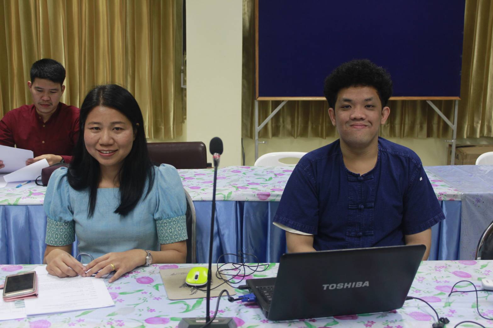 นายไพโรจน์ โสภาพร พัฒนาการจังหวัดหนองคายเป็นประธานในการประชุมคณะกรรมการประกวดออกแบบในโครงการ CDD Young Design Contest “ผ้าไทย ใส่ได้ทุกวัน ไม่มีเบื่อ ” EVERYDAY EVERYWEAR