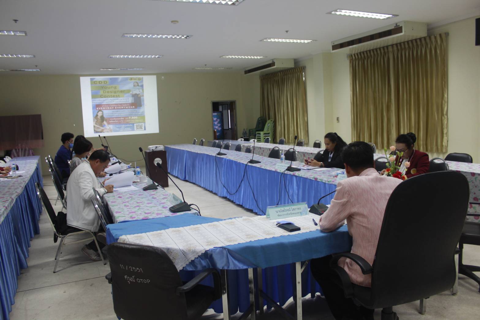 นายไพโรจน์ โสภาพร พัฒนาการจังหวัดหนองคายเป็นประธานในการประชุมคณะกรรมการประกวดออกแบบในโครงการ CDD Young Design Contest “ผ้าไทย ใส่ได้ทุกวัน ไม่มีเบื่อ ” EVERYDAY EVERYWEAR