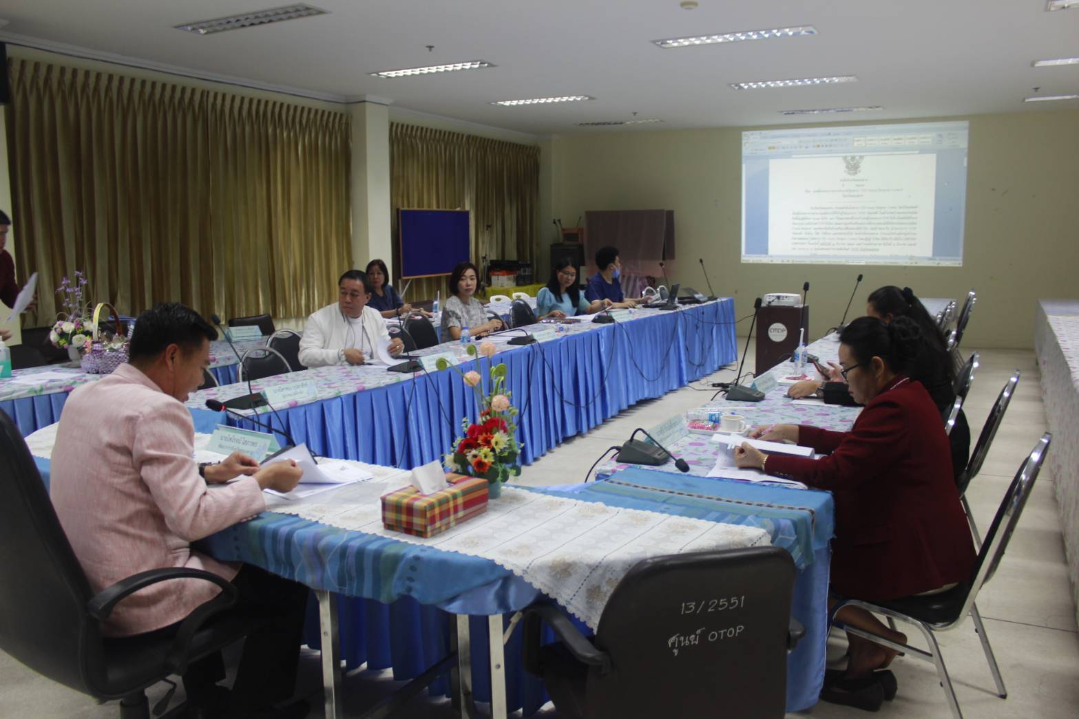 นายไพโรจน์ โสภาพร พัฒนาการจังหวัดหนองคายเป็นประธานในการประชุมคณะกรรมการประกวดออกแบบในโครงการ CDD Young Design Contest “ผ้าไทย ใส่ได้ทุกวัน ไม่มีเบื่อ ” EVERYDAY EVERYWEAR