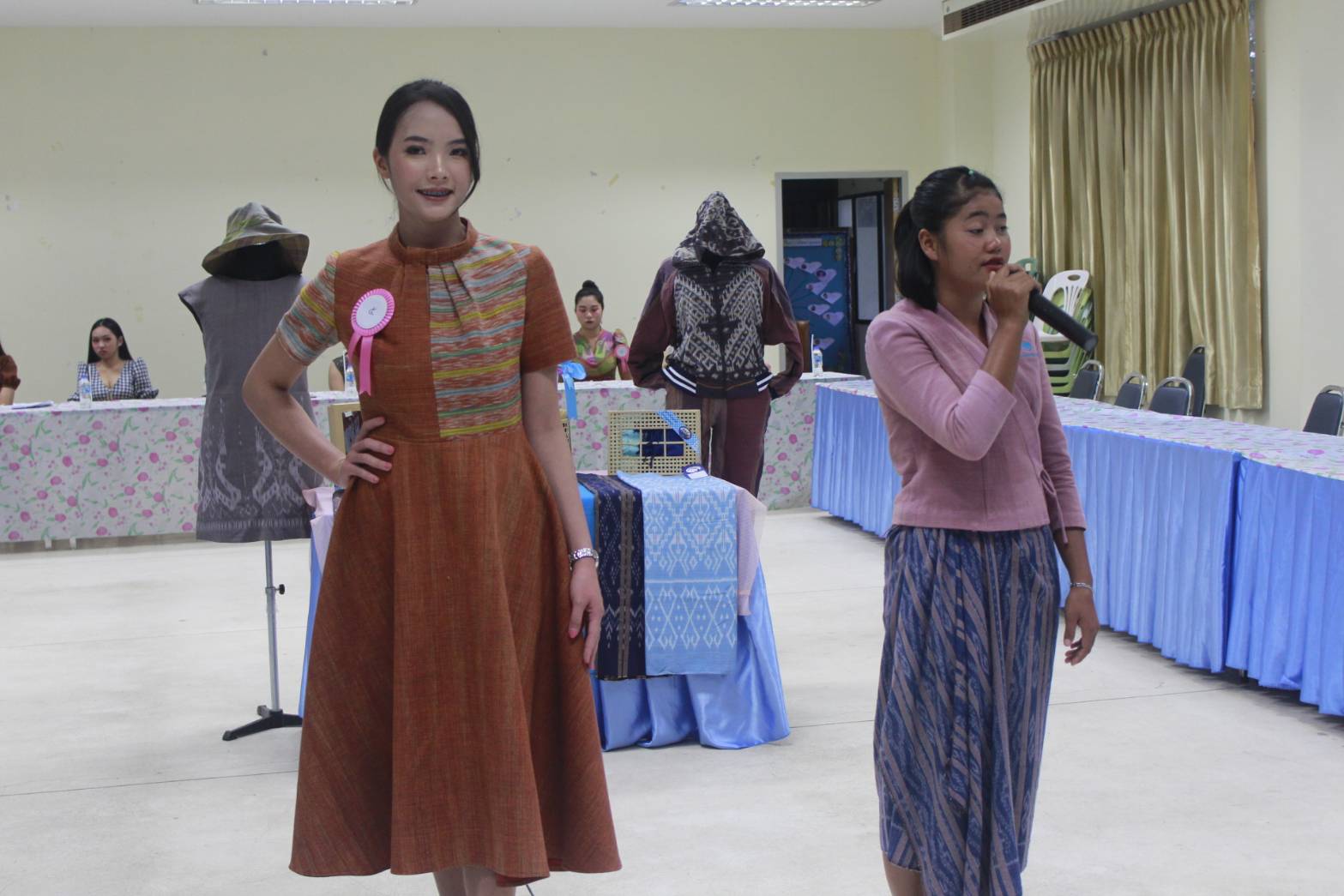 นางสาวสิริมา วัฒโน รองผู้ว่าราชการจังหวัดหนองคาย มอบหมายให้นายไพโรจน์ โสภาพร พัฒนาการจังหวัดหนองคาย เป็นประธานกรรมการตัดสินการประกวดโครงการ CDD Young Designer Contest จังหวัดหนองคาย ภายใต้คอนเซ็ปต์ “? ผ้าไทย ใส่ได้ทุกวัน ไม่มีเบื่อ EVERYDAY EVERYWEAR”