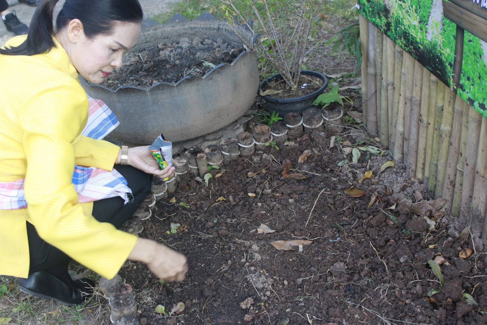 นายประเสริฐ ลือชาธนานนท์ ผู้ว่าราชการจังหวัดหนองคาย เป็นประธานในกิจกรรม “บ้านนี้มีรัก ปลูกผักกินเอง ” ปลูกผักสวนครัวเพื่อสร้างความมั่นคงด้านอาหาร