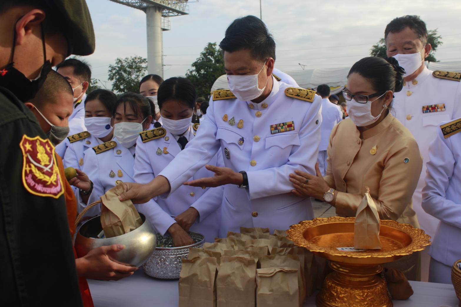 พช.หนองคาย ร่วมพิธีทำบุญตักบาตรถวายเป็นพระราชกุศล เนื่องในวันคล้ายวันพระบรมราชสมภพพระบาทสมเด็จพระบรมชนกาธิเบศร มหาภูมิพลอดุลยเดชมหาราชบรมนาถบพิตร วันชาติและวันพ่อแห่งชาติ